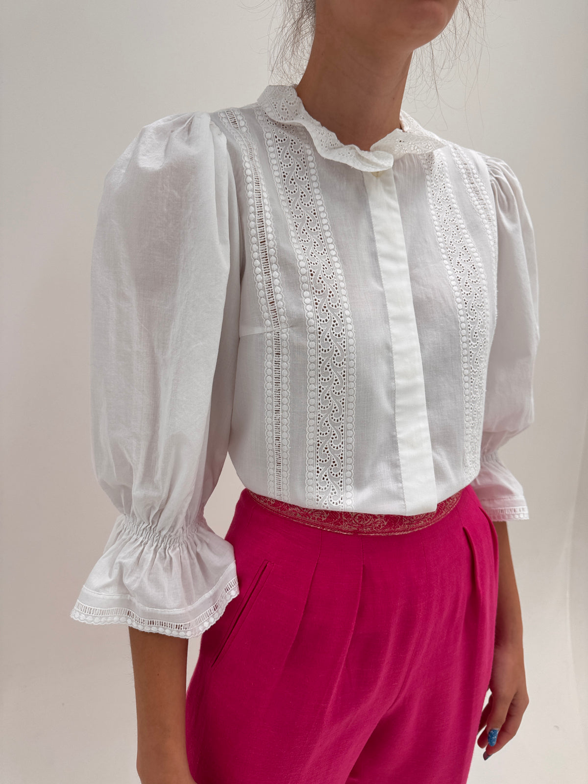 Cămașa vintage cu broderie anglaise și mâneci bufante din bumbac premium