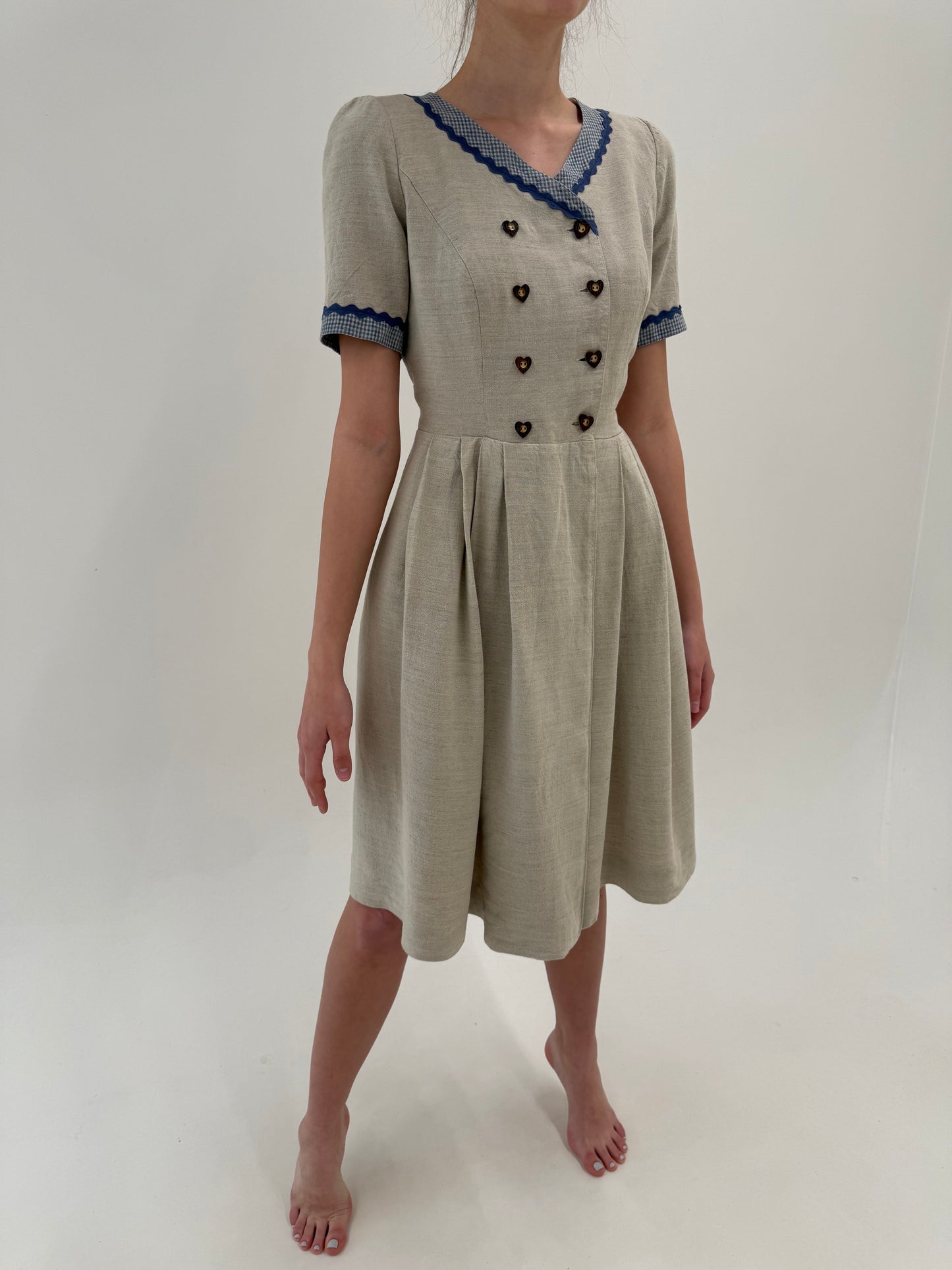 Rochie vintage din pânză grea de in cu corsaj și talie ultra marcată midi