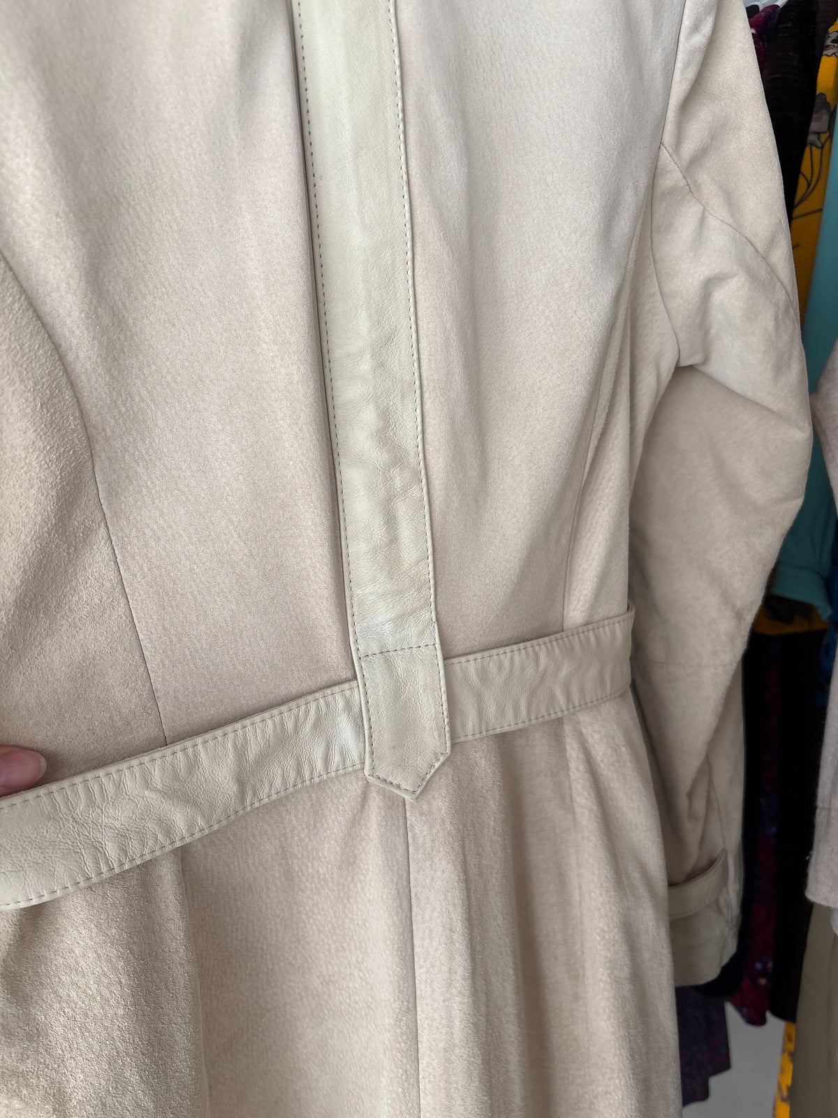Trench off white din piele naturală întoarsă cu paspoal din piele naturală și cordon