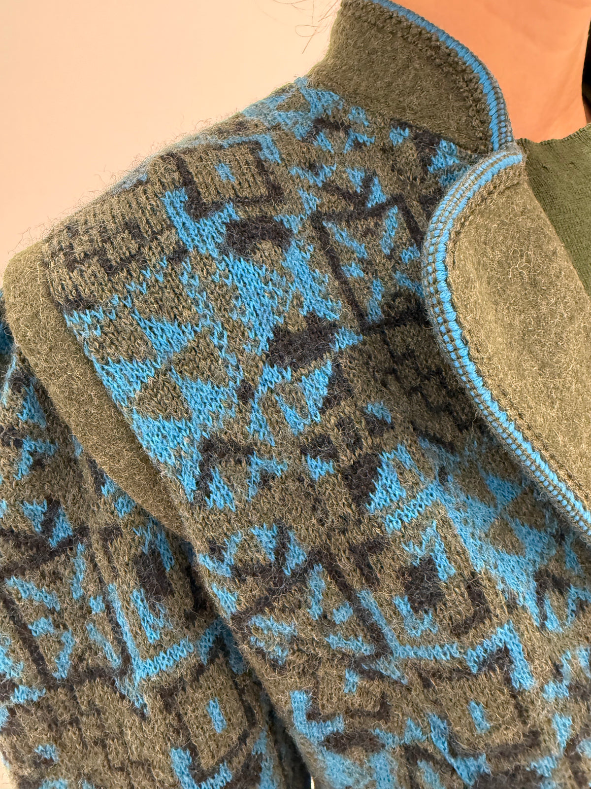 Jacheta vintage din tricot dens gros de lana în croi cambrat și culori superbe