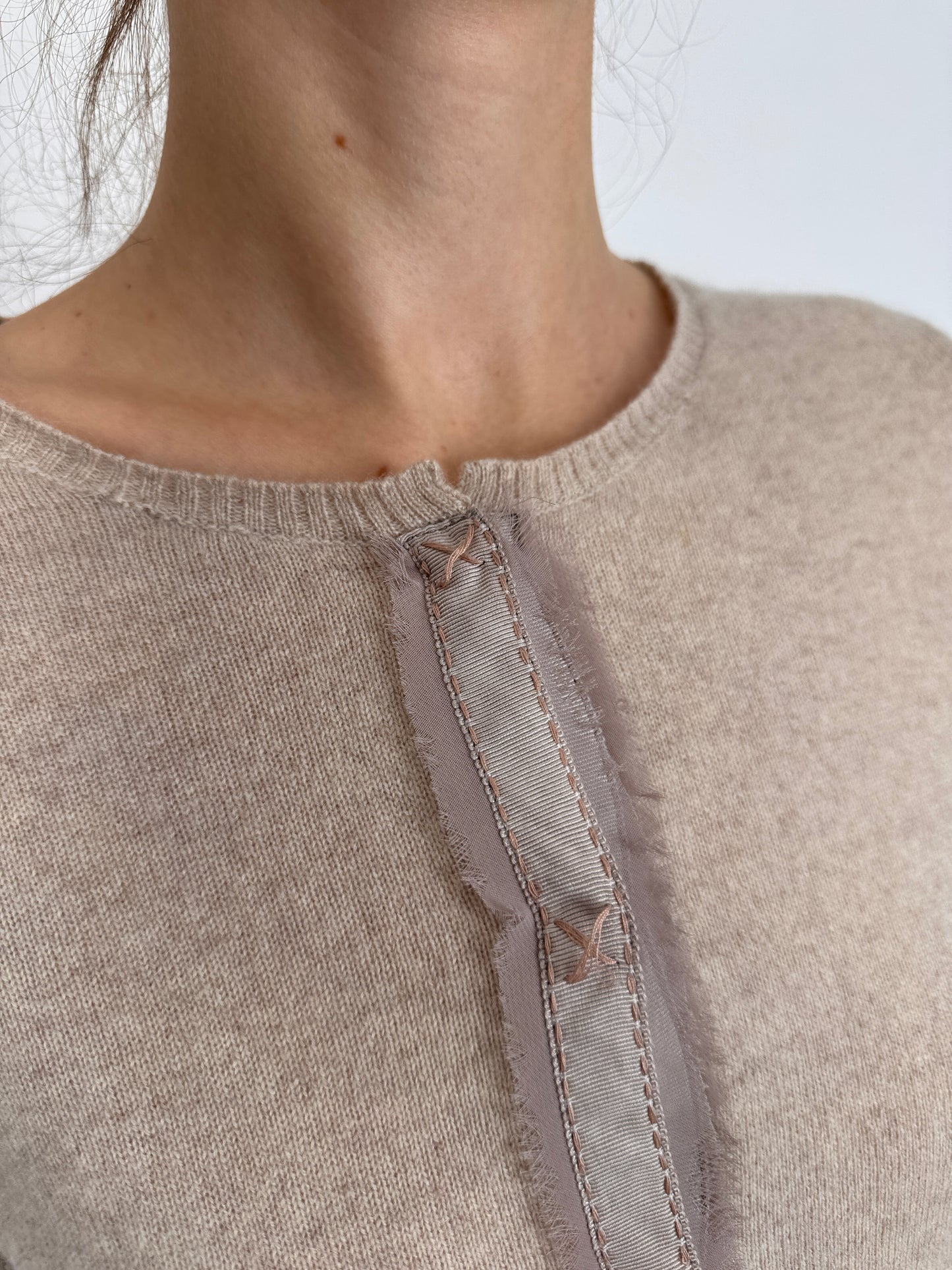 Cardigan misty rose nude din cașmir cu aplicații din mătase naturală