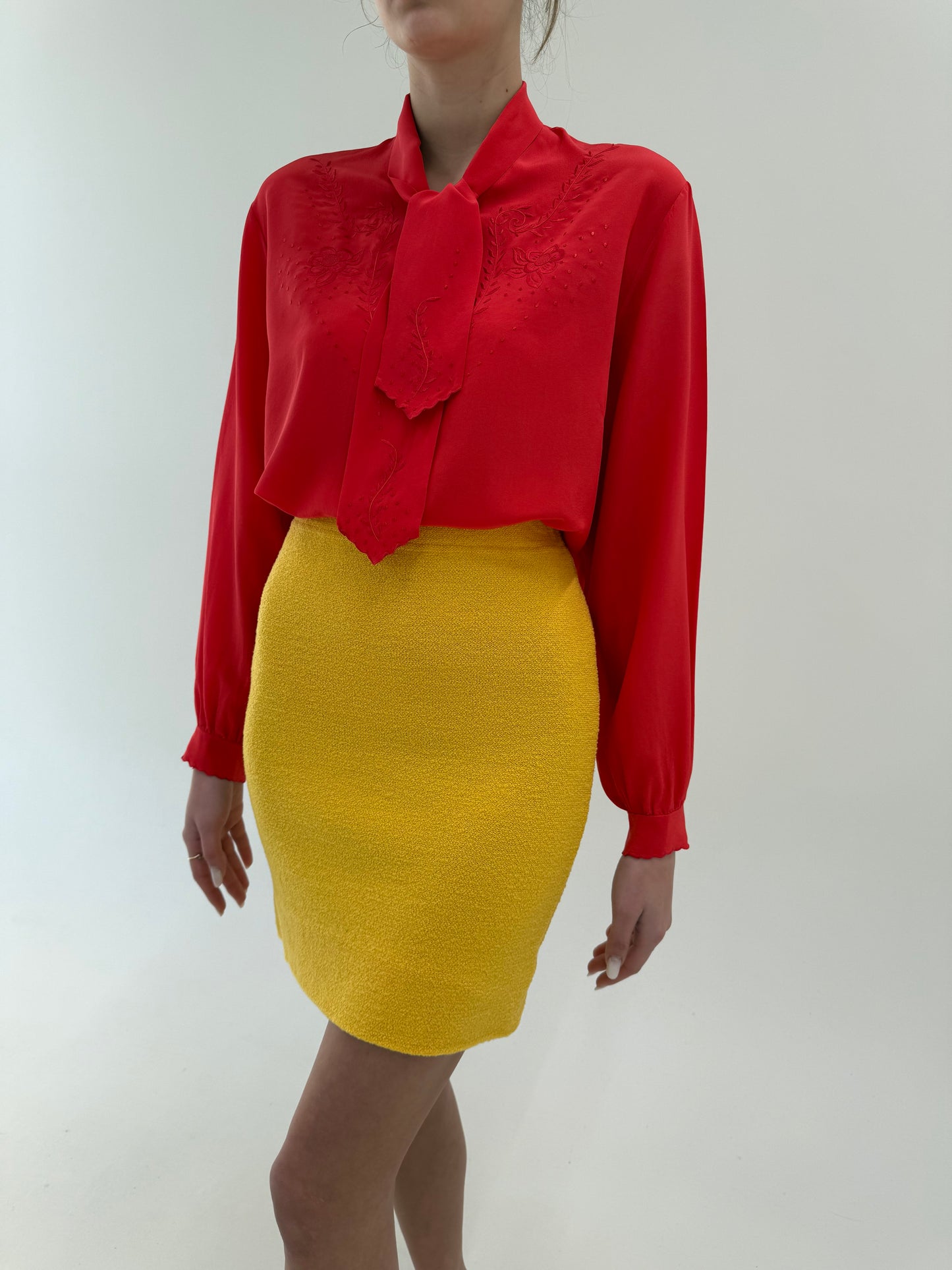 Cămașa electric coral red din mătase naturală cu panglică la gât și broderie manuală