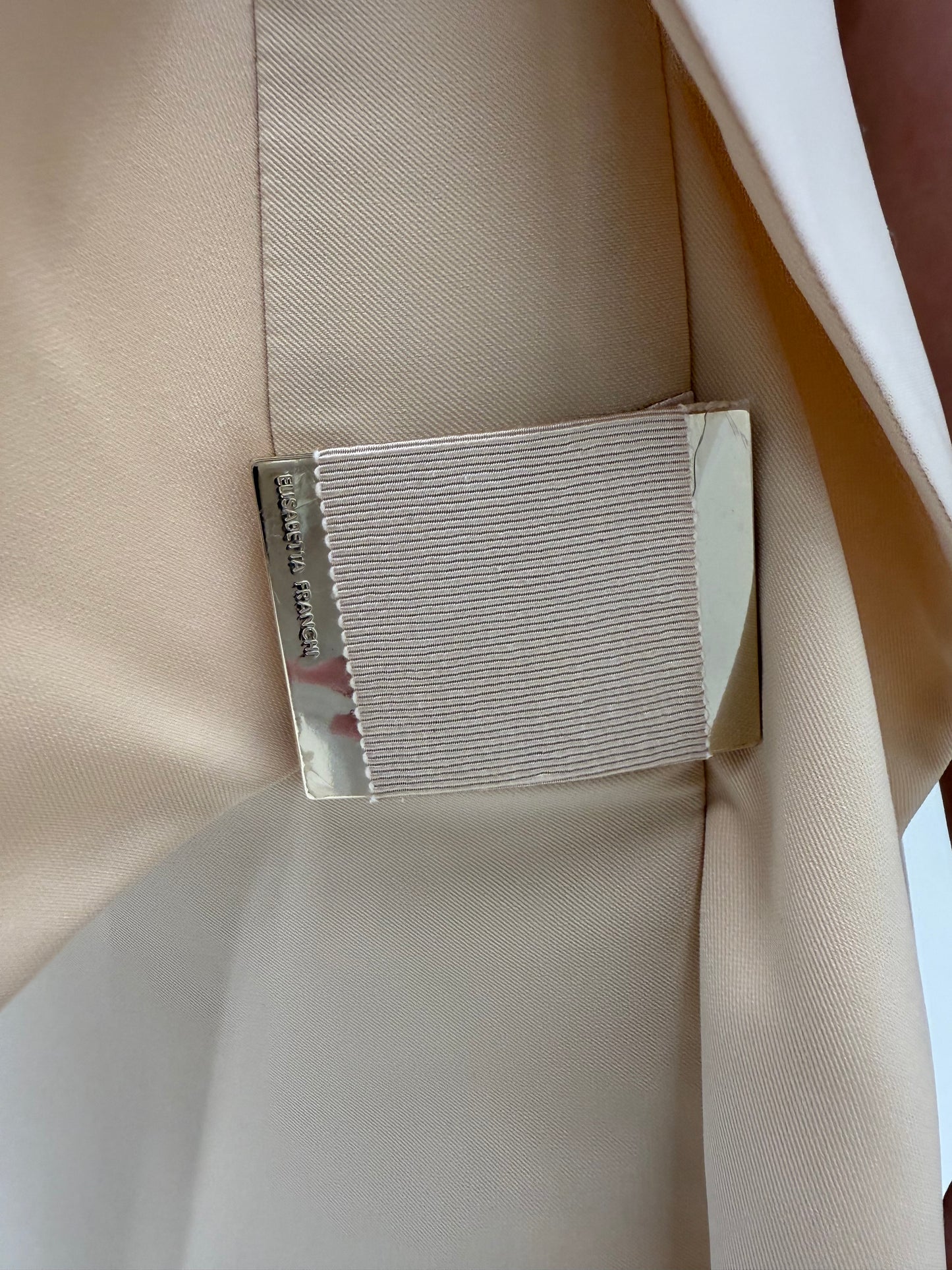 Rochie Elisabeta Franchi camel de la business la cocktail din crep plin în croi ultra chic