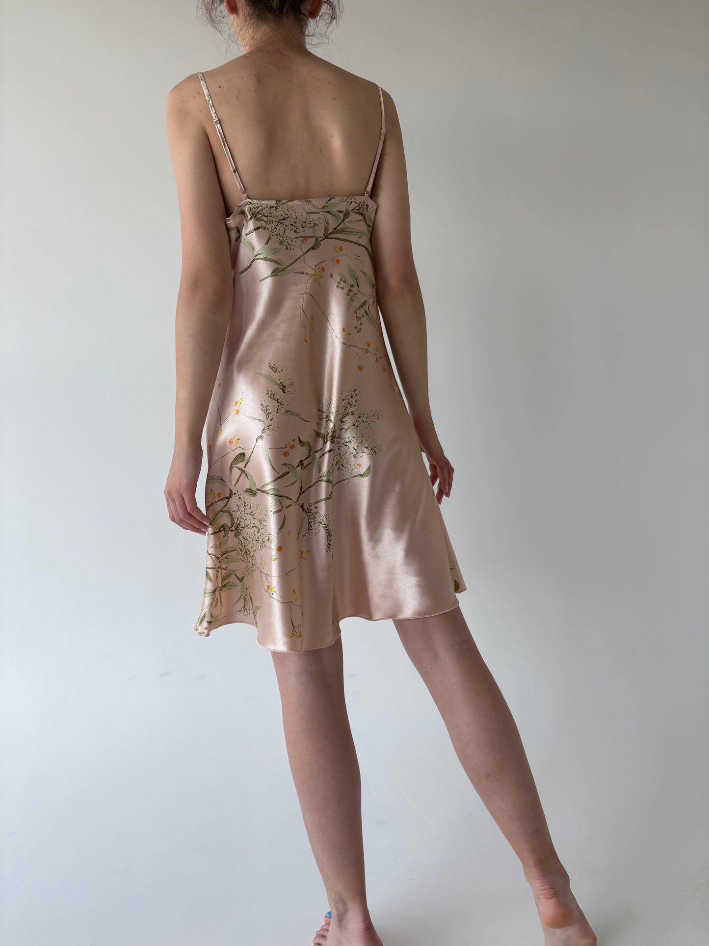 Furou / rochie tip furou cu bust drapat și print delicat