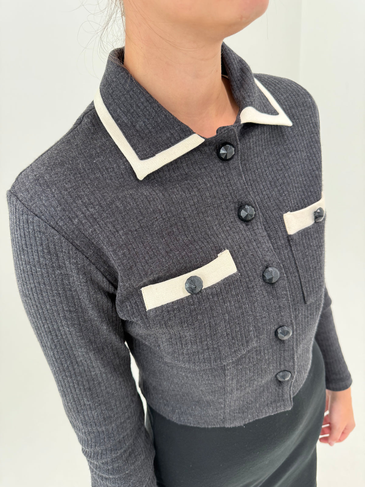 Jacheta / cardigan din mix de lana extrafina ribbed cu inserții ivoire în croi cropped cambrat