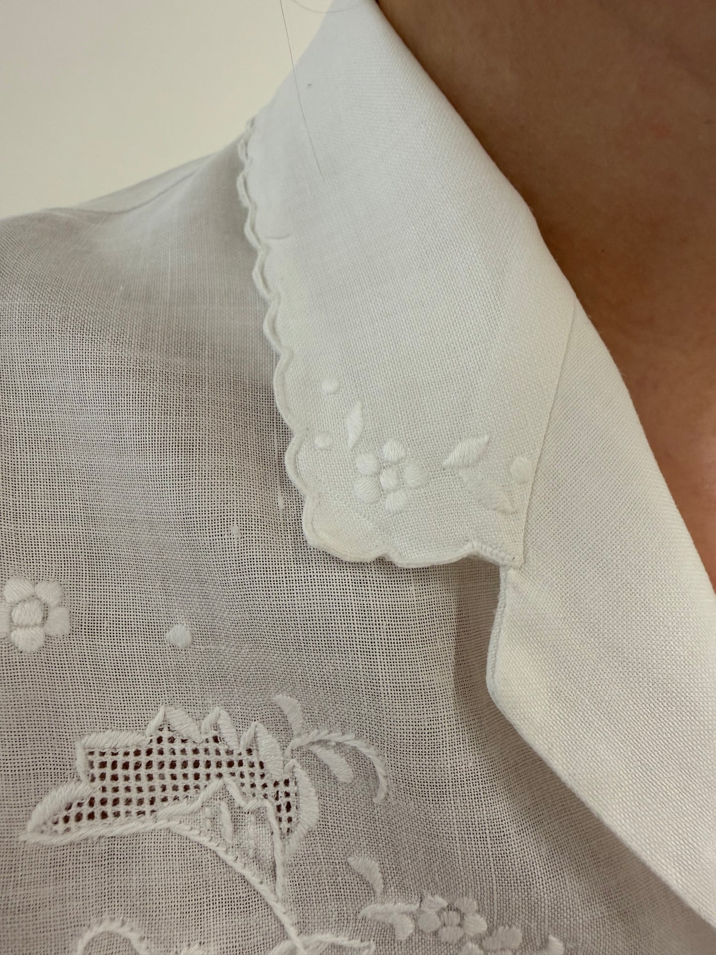 Cămașa bijuterie din in cu broderie manuală