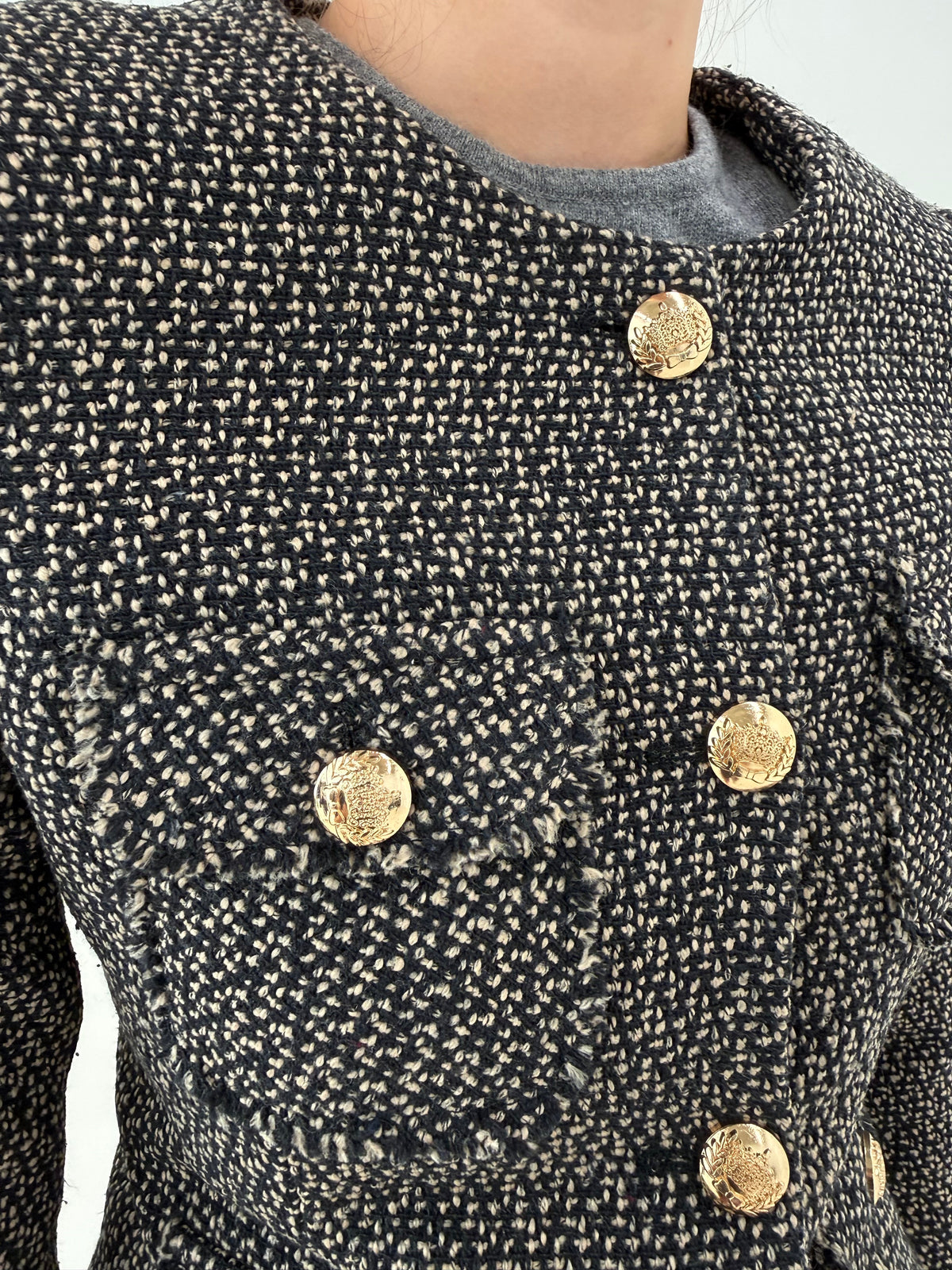 Sacou în stil Chanel din tweed excepțional de lana cu nasturi metalici aurii