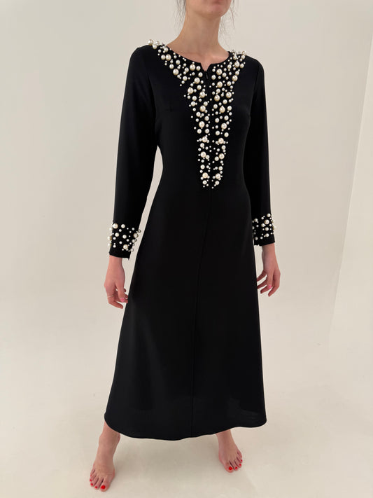 LBD maxi cu aplicații manuale de perle și perle supradimensionate