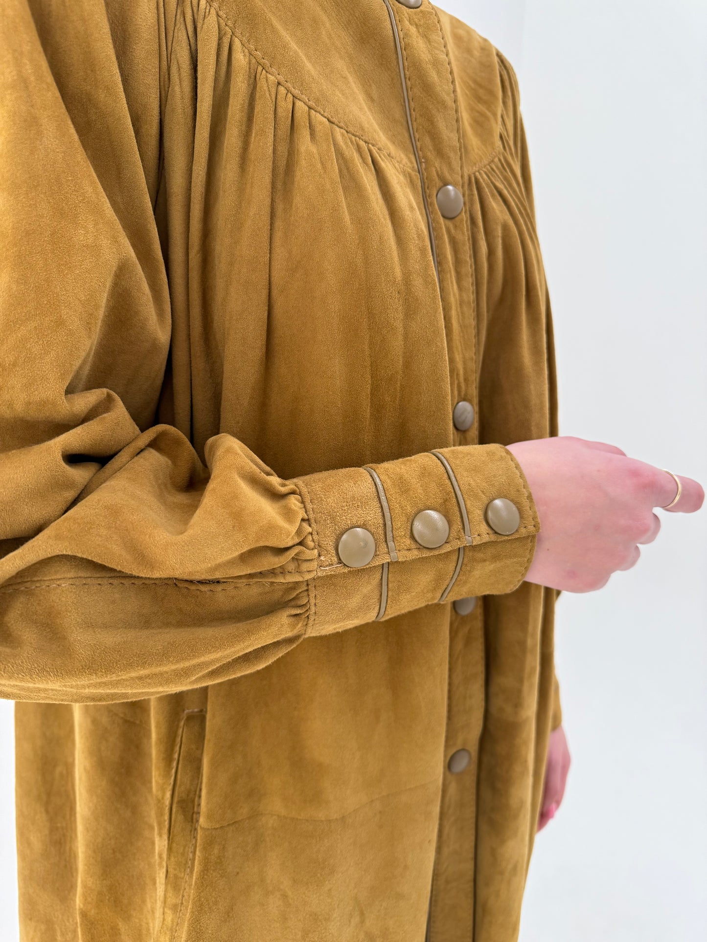 Trench vintage Yves Saint Laurent din piele naturală subțire cu manșete ultra înalte