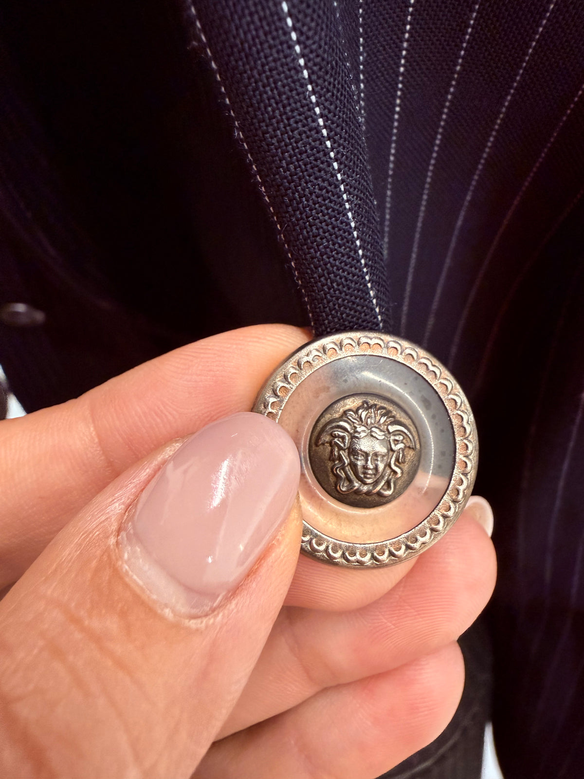 Sacou vintage Versace negru cu dungi fine albe cu nasturi bijuterie și revere late