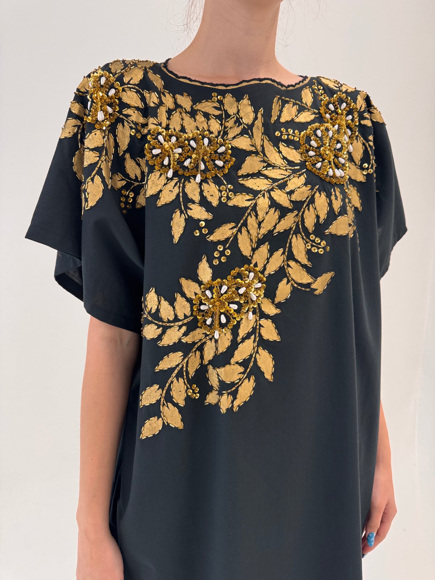 Kaftan cu print manual auriu pudrat și aplicații manuale superbe