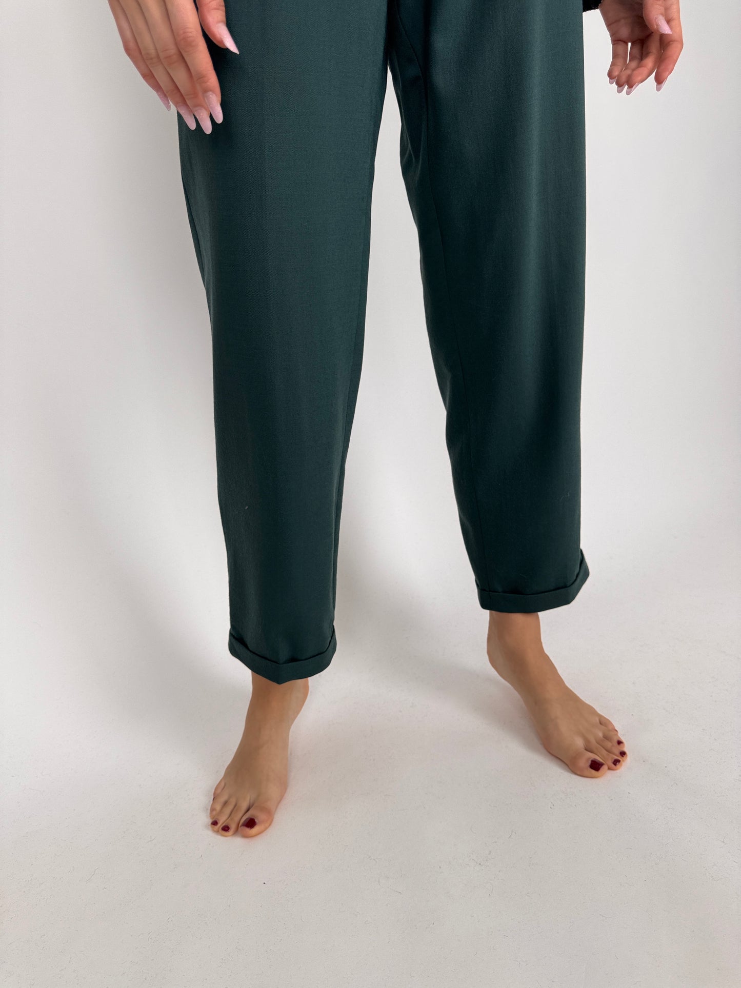 Pantaloni pine green din lana plină extrem de fină cu talie înaltă și pense