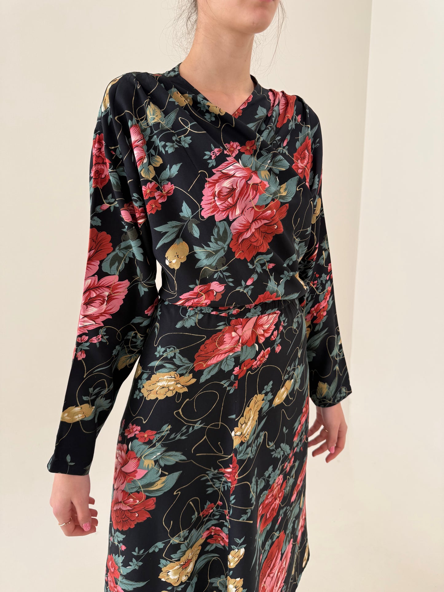 Rochie maxi cu buzunare și print floral superb și bust ușor drapat petrecut