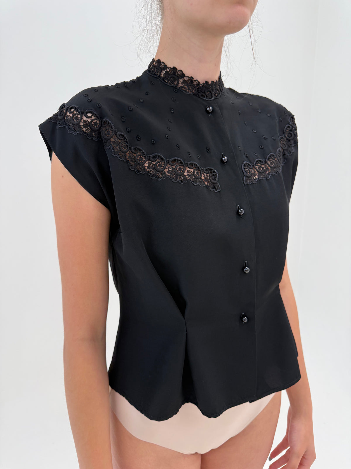 Camasa vintage din faille în croi cambrat și inserții de macrame