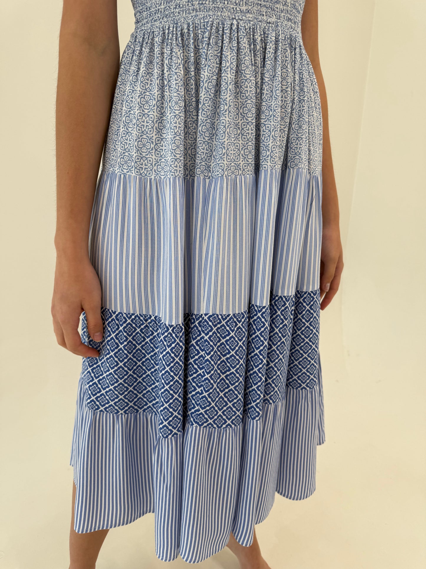 Rochie maxi în nuanțe de albastru din pânză fină cu bust și talie shirred