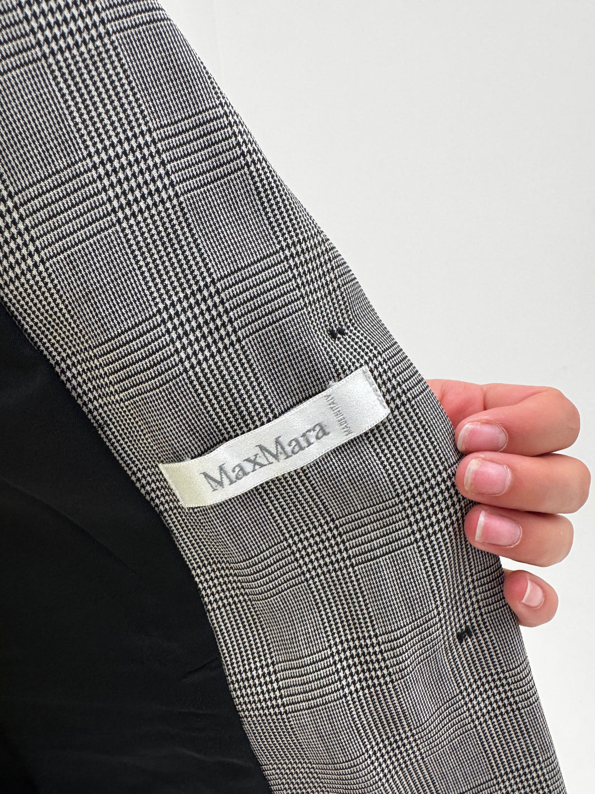 Sacou Max Mara din lana extrafina în carouri fine alb negru în croi ușor cambrat