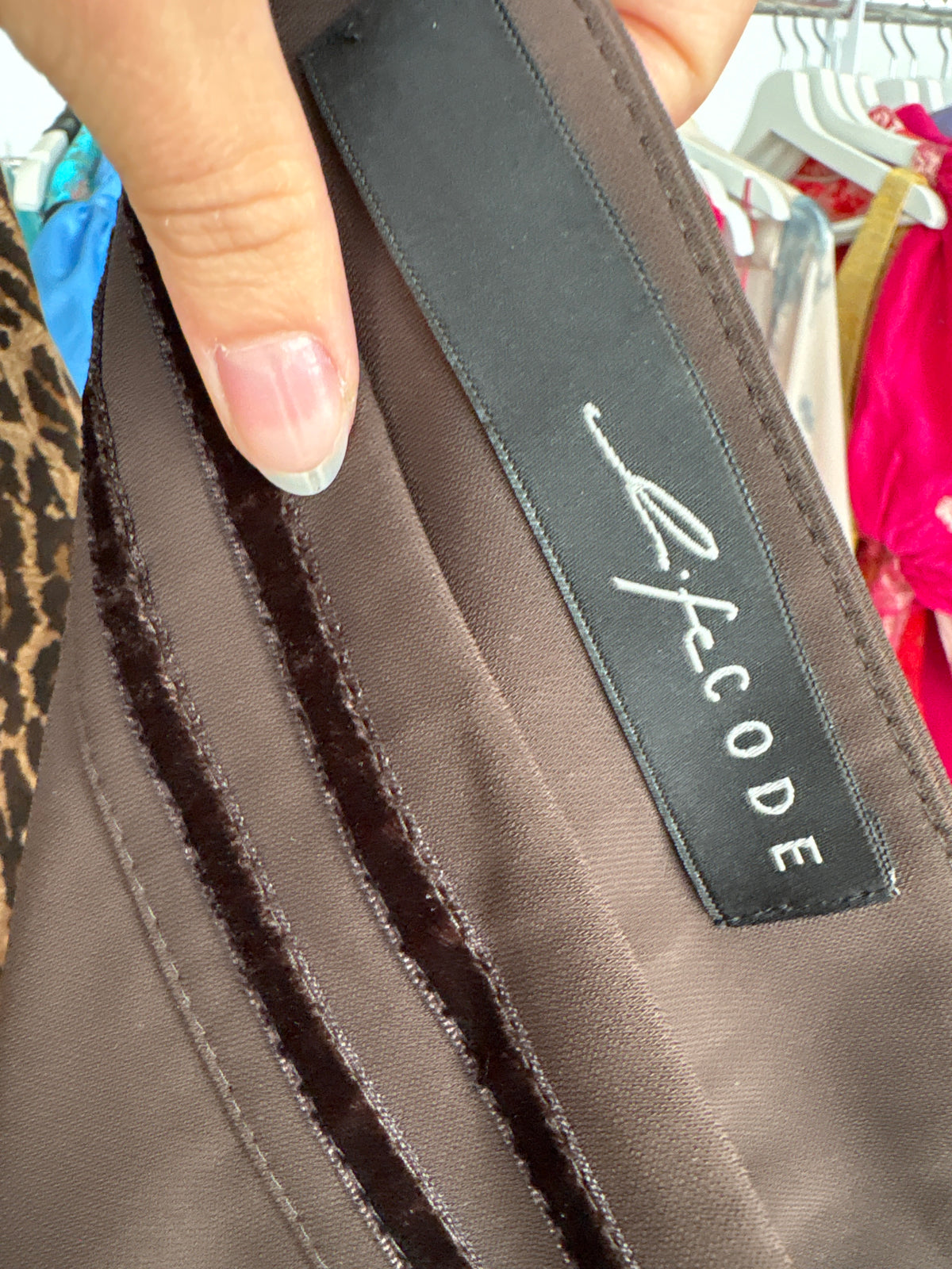 Pantaloni business de toamnă chocolate brown din vascoza și croi ușor evazat