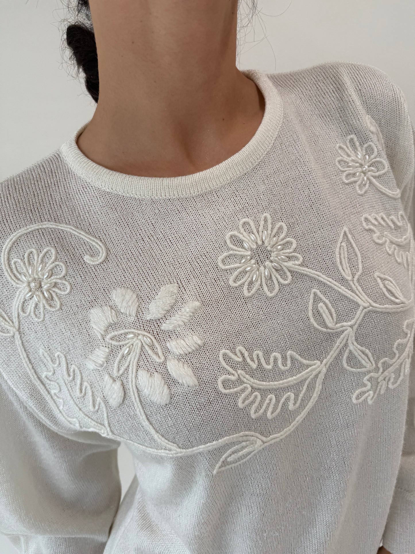 Puloveras cu aplicații manuale perlute și broderie 3D