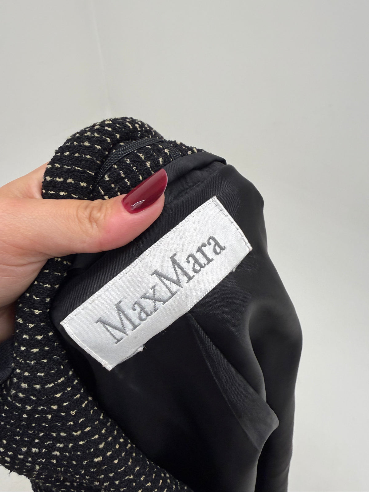Jacheta Max Mara din tweed de lana negru cu inserții ivoire în croi cambrat cu buzunare aplicate