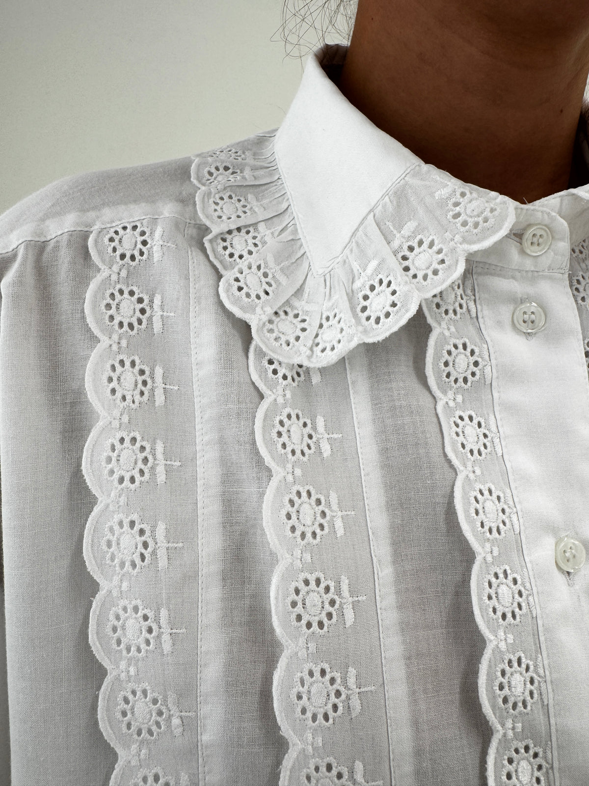 Cămașa vintage cu inserții de dantela și broderie anglaise din bumbac excepțional