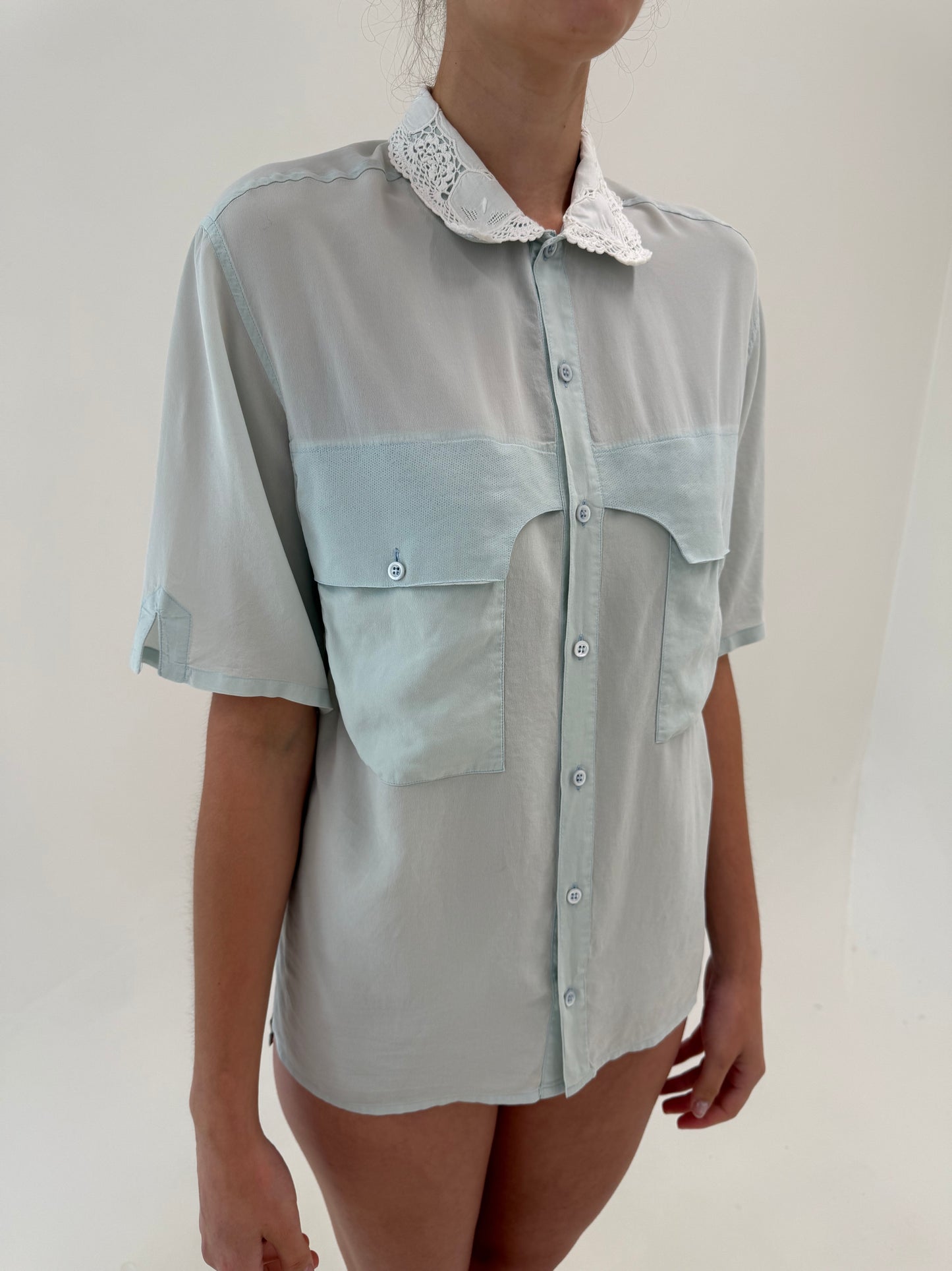 Cămașa dusty mint green din mătase matuala în croi retro modern cu influențe casual