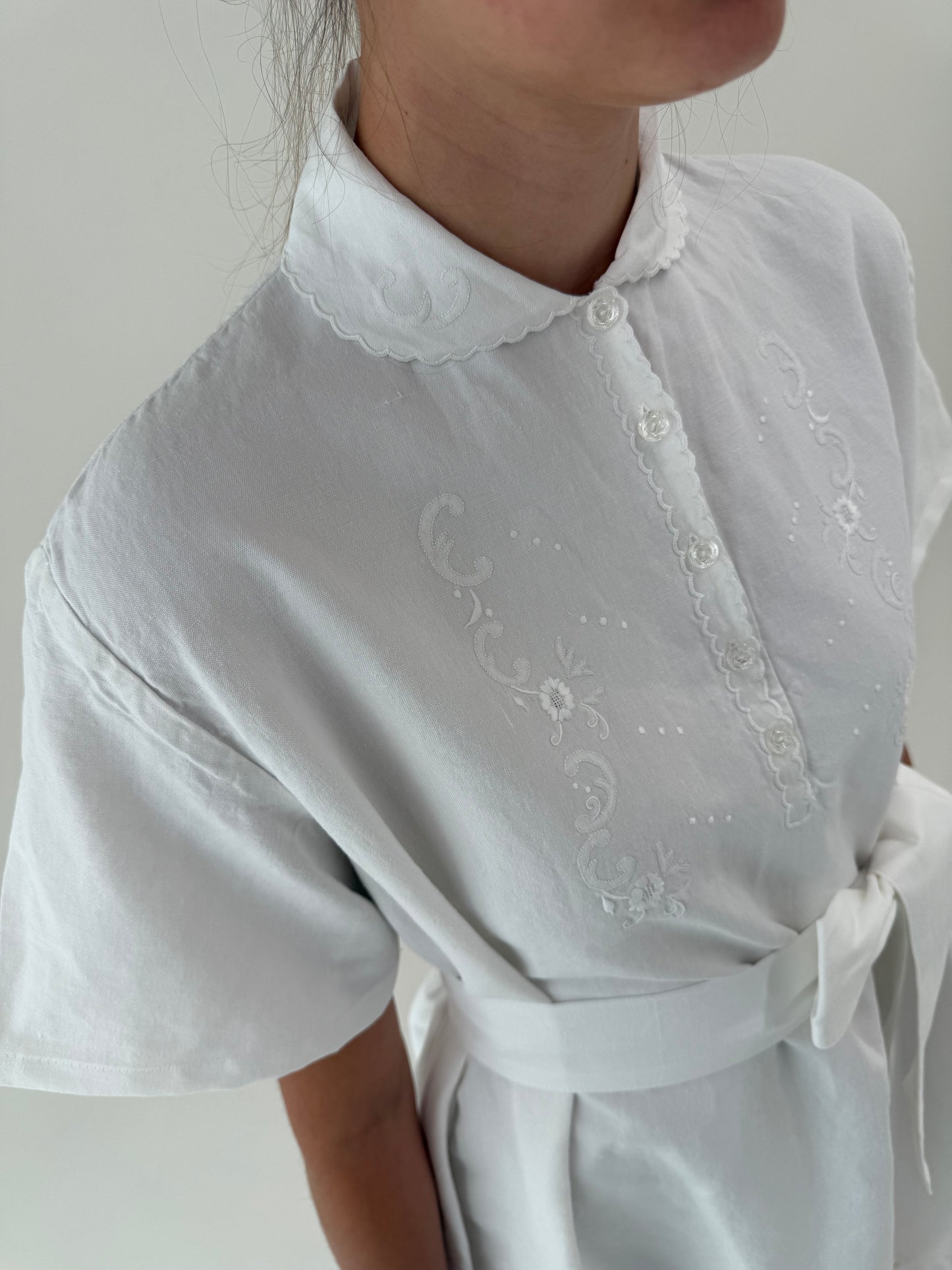 Rochie maxi bijuterie din in excepțional cu broderie manuală delicată și cordon lat