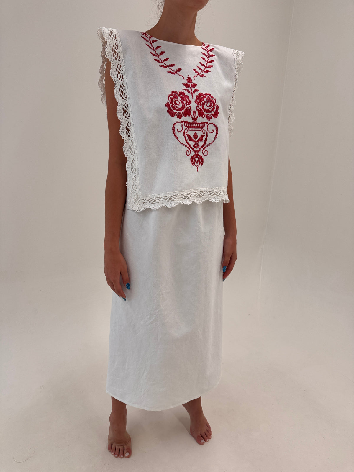 Set vintage din in excepțional cu broderie manuală și macrame
