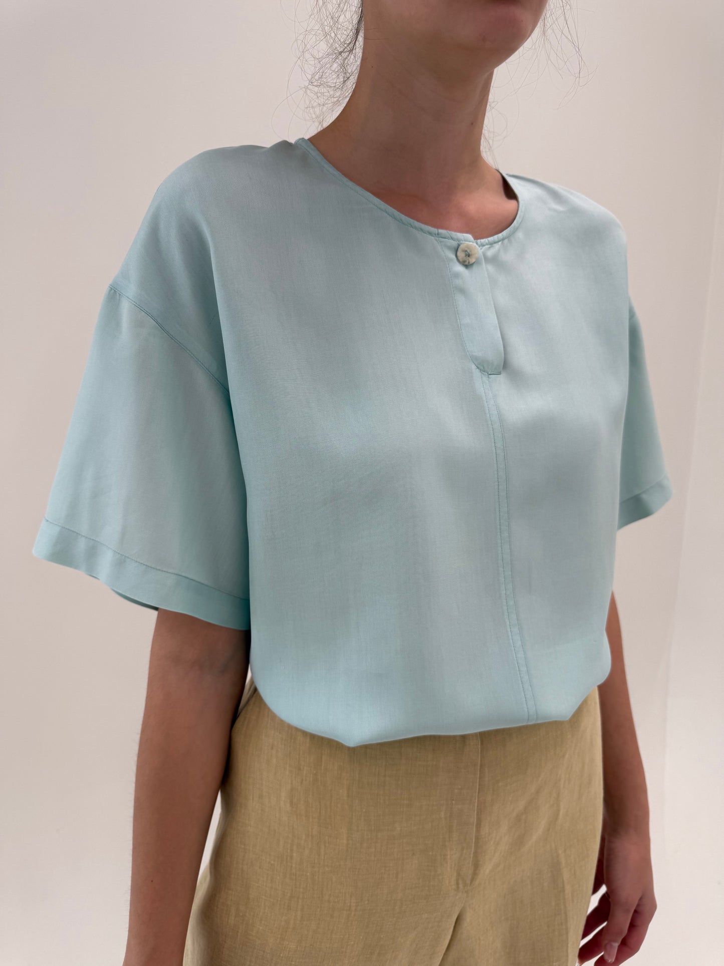 Top mint blue din mătase naturală în croi lejer minimalist