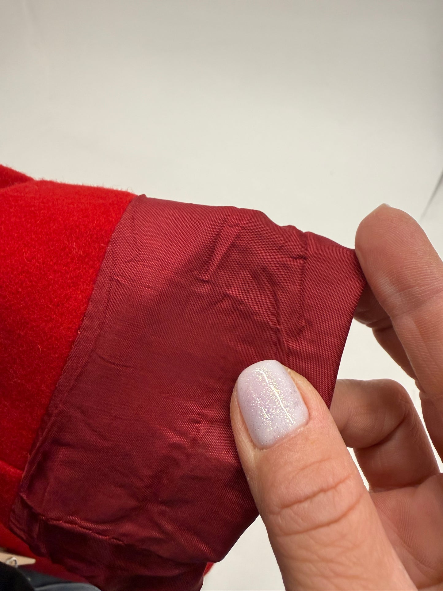 Palton cherry red din stofă ușor structurată cu închidere dublă