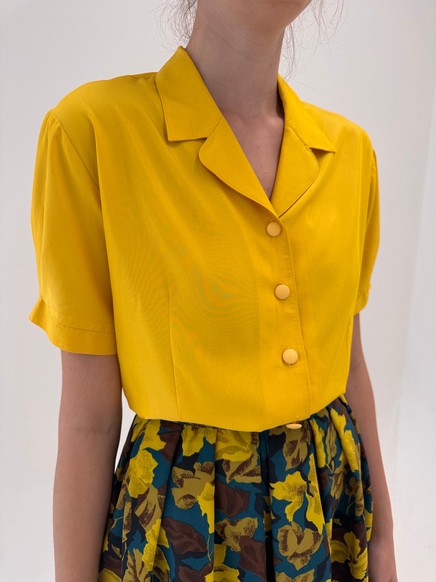 Camaaa lemon yellow în croi ușor cambrat cu efect ușor de peplum