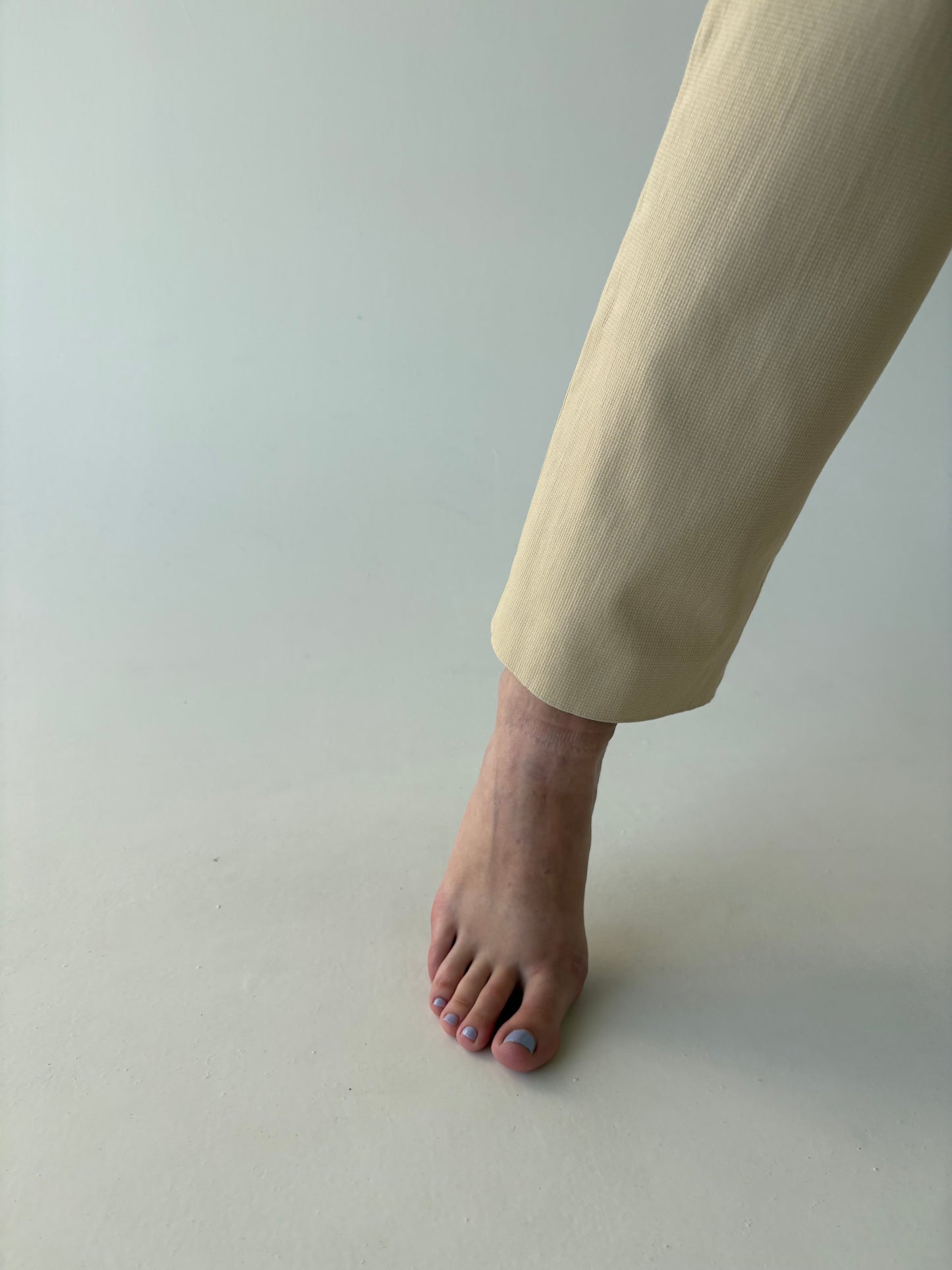 Pantaloni camel Escada modelatori foarte ușor satinați