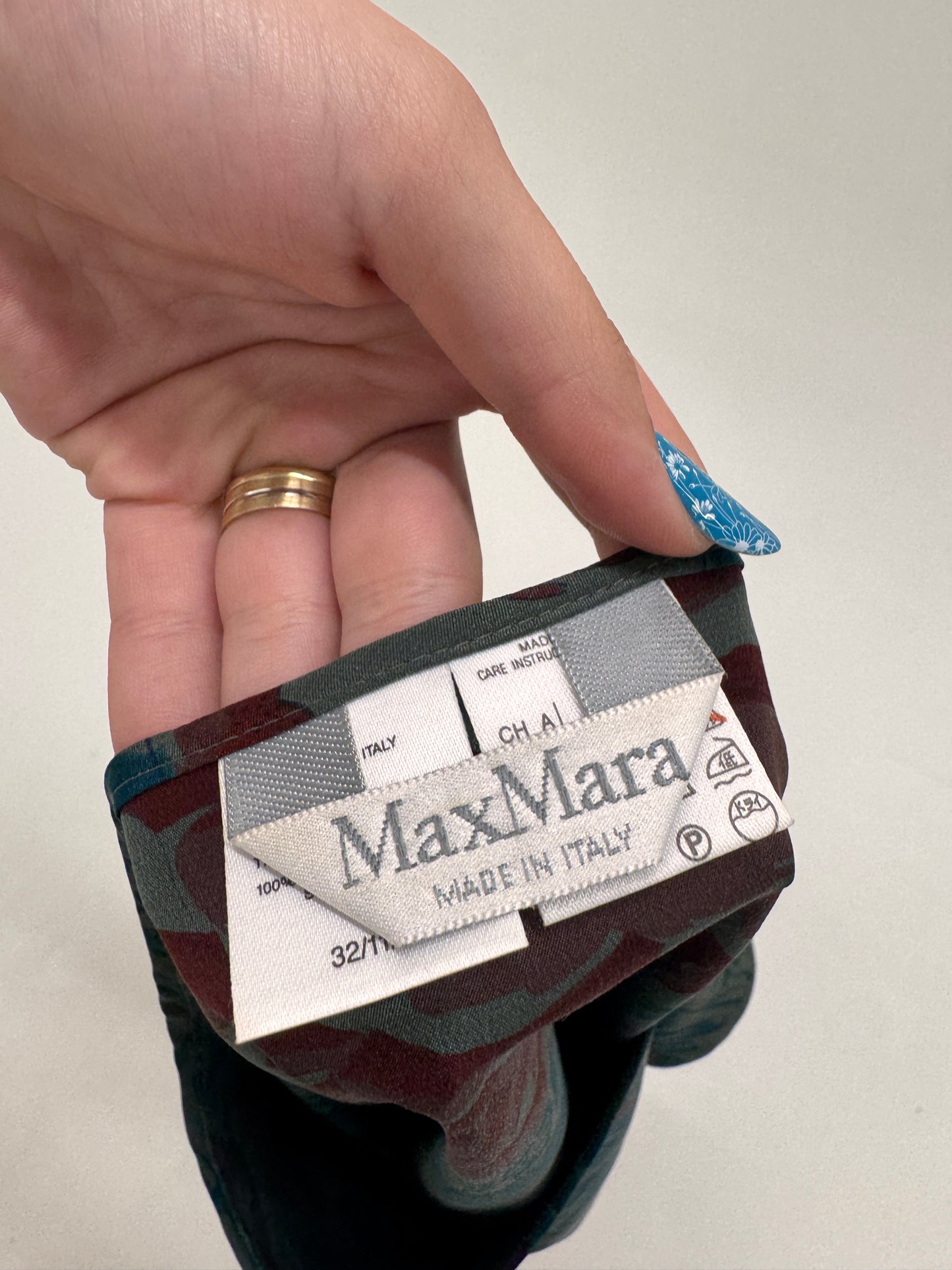 Top Max Mara din mătase naturală în croi lejer asimetric și culori superbe