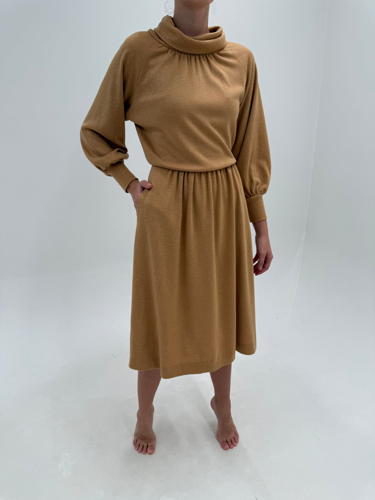 Rochie vintage camel din tricot dens de lana extrafina cu talie marcată și manșete