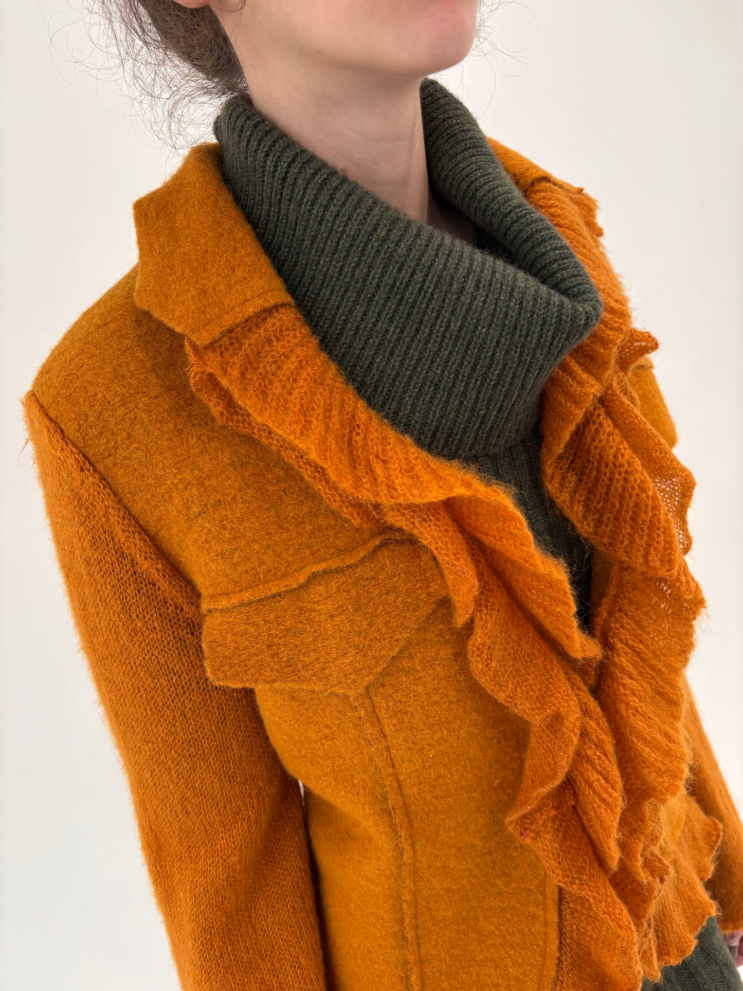 Sacou cambrat din boiled wool oranj cu volane