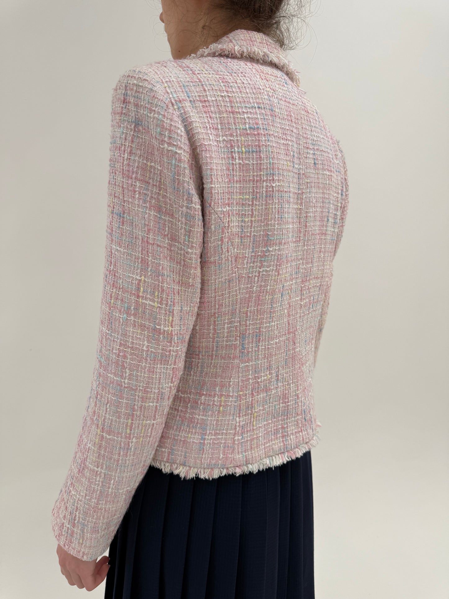 Sacou cambrat din tweed în stil Chanel și culori pudrate