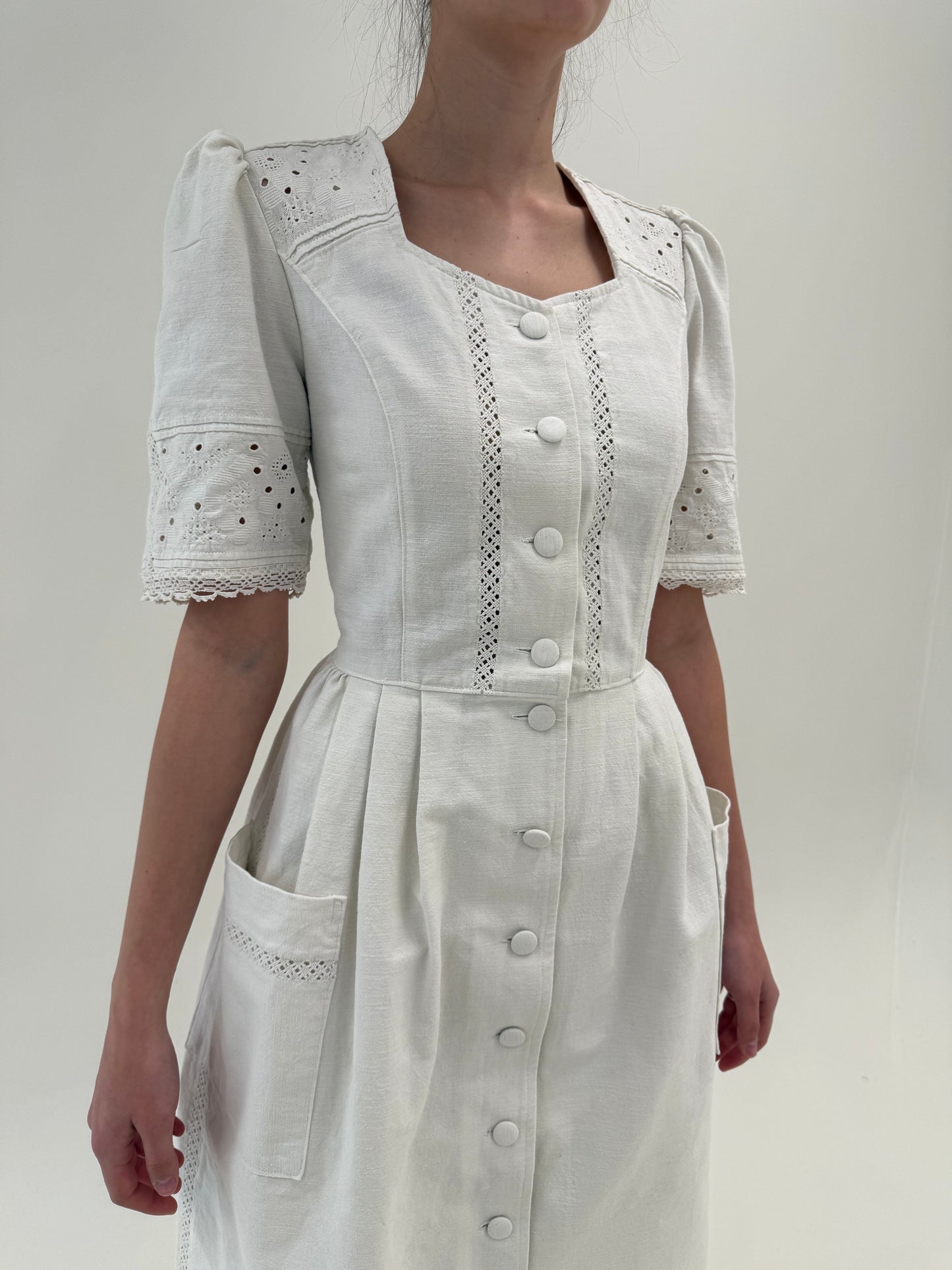 Rochie vintage din pânză grea excepțională cu broderie manuală și corsaj