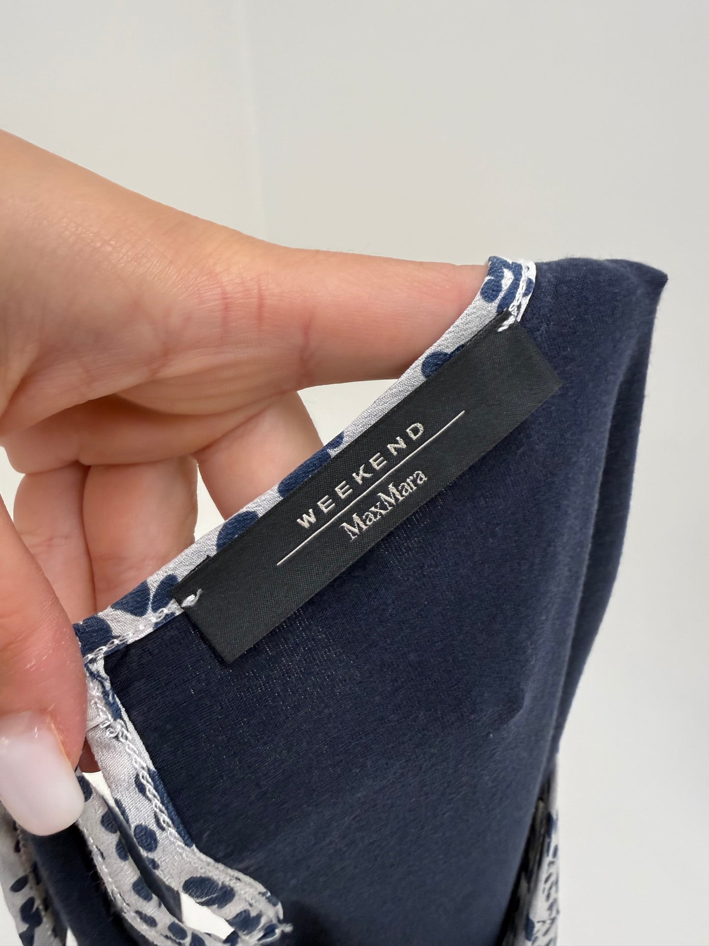 Top Max Mara din mătase naturală în croi actual chic cu drapaje alb și Navy blue