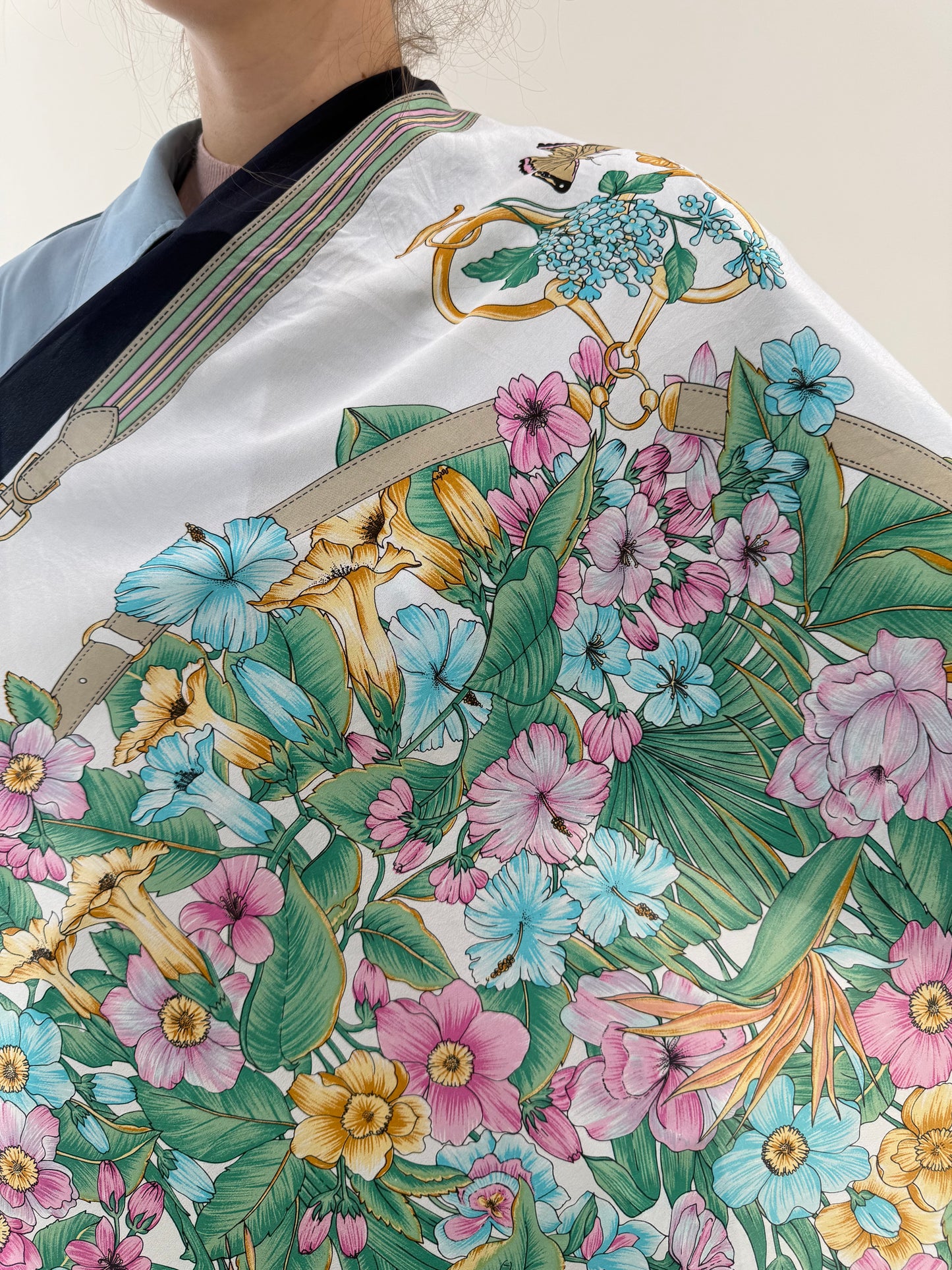 Eșarfă XL din mătase naturală cu print floral superb