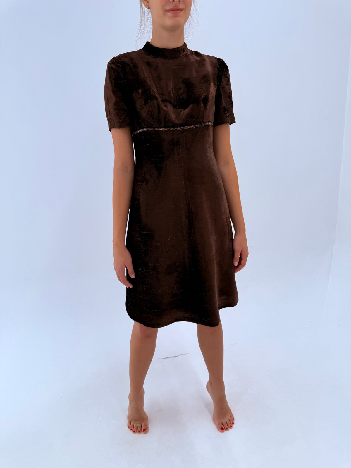 Rochie old vintage anii 60 din catifea chocolate brown cu inserții fine aurii și croi Empire