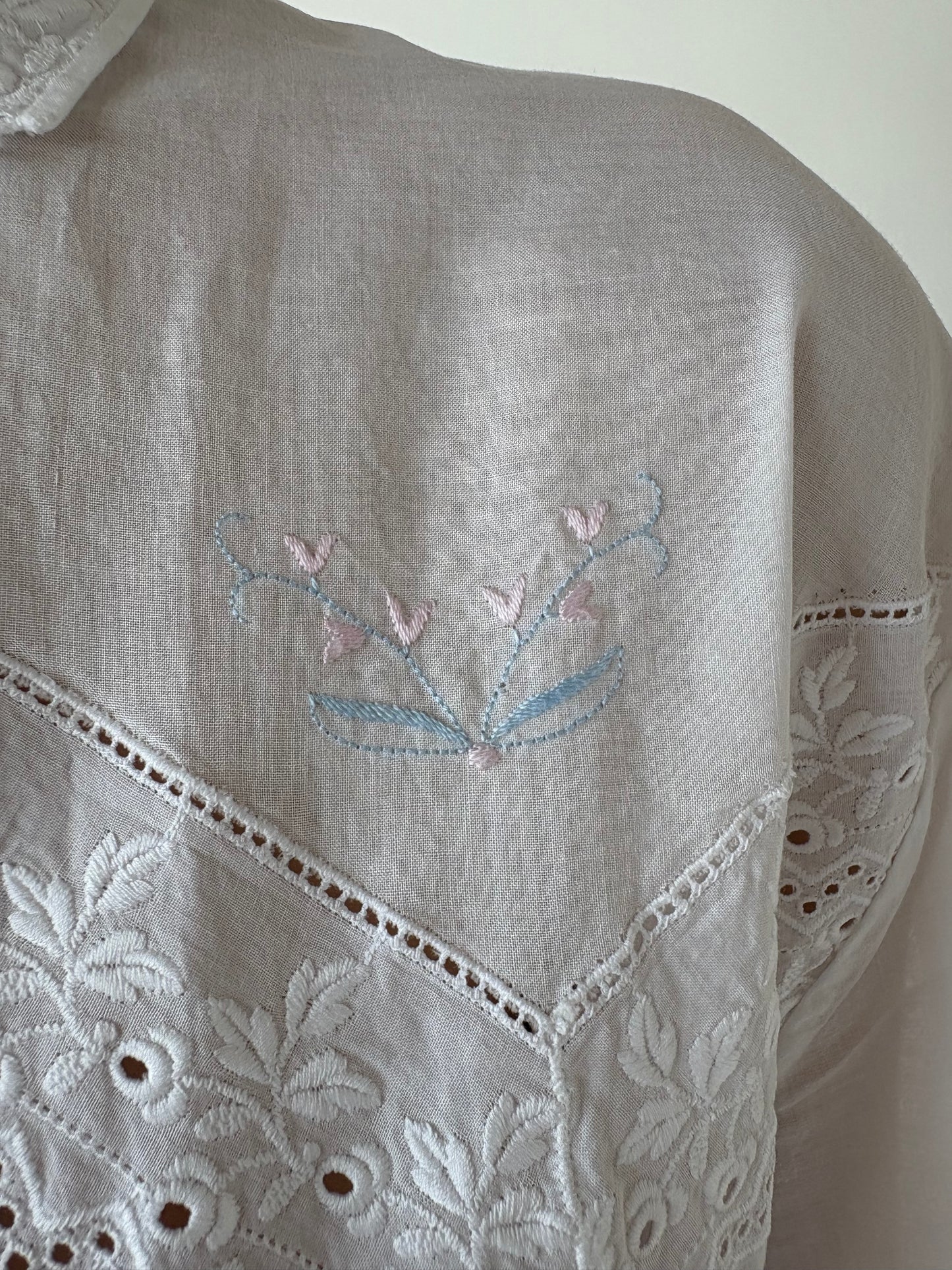 Rochie vintage italiană bijuterie din panzica extrafina de in cu broderie manuală