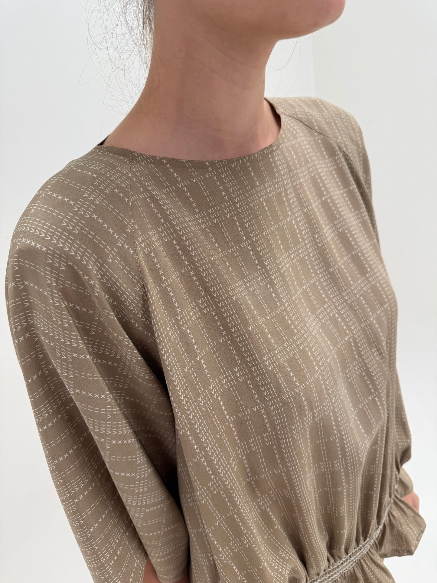 Top Max Mara camel superb în croi amplu din mătase naturală cu efect de peplum