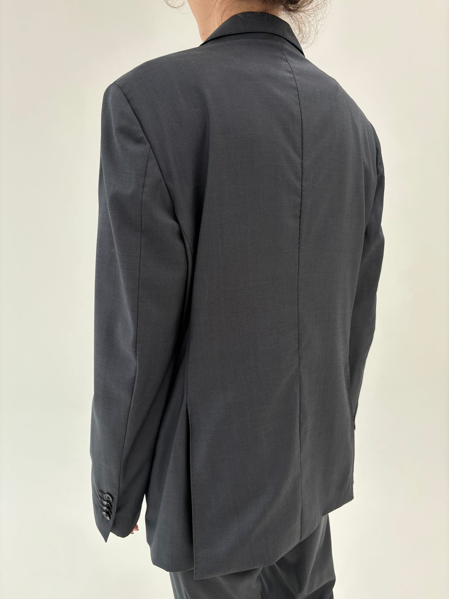 Costum italian din lana merino extrafina super 110’s in croi actual