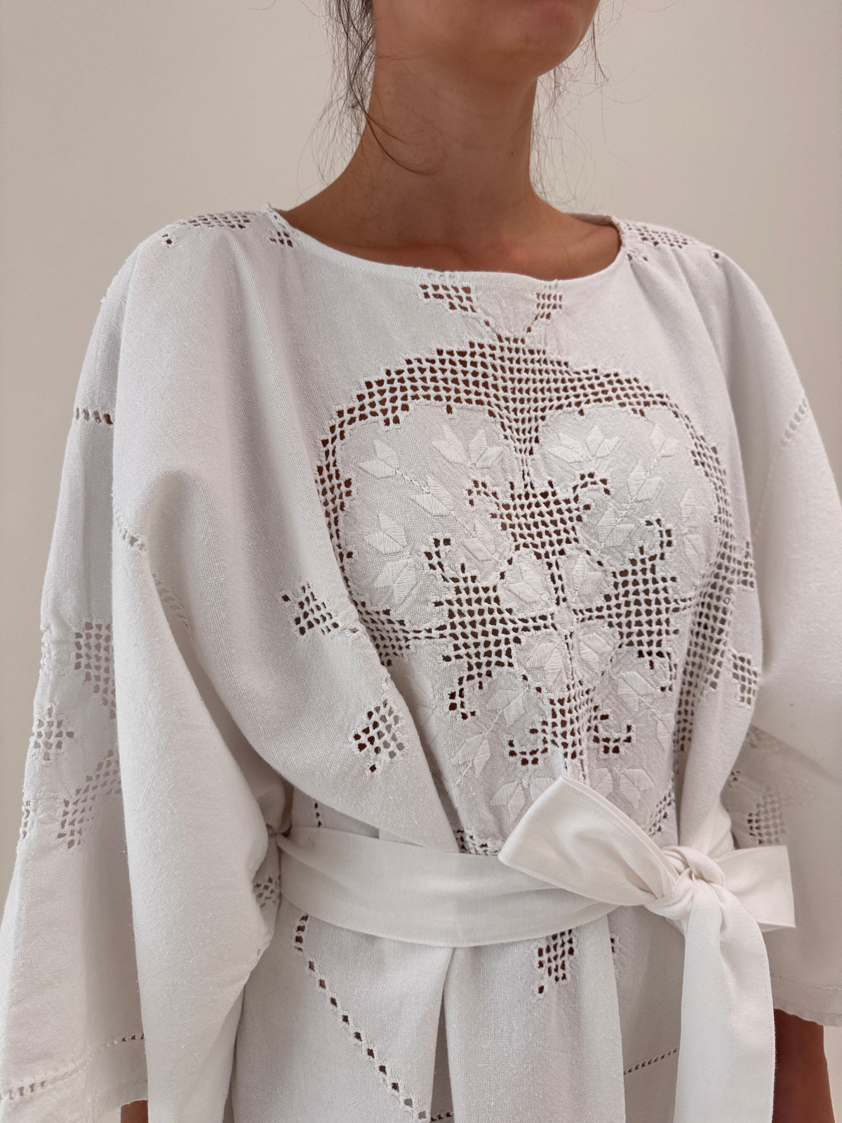 Kaftan excepțional cu cordon în croi amplu cu macrame și broderie manuală