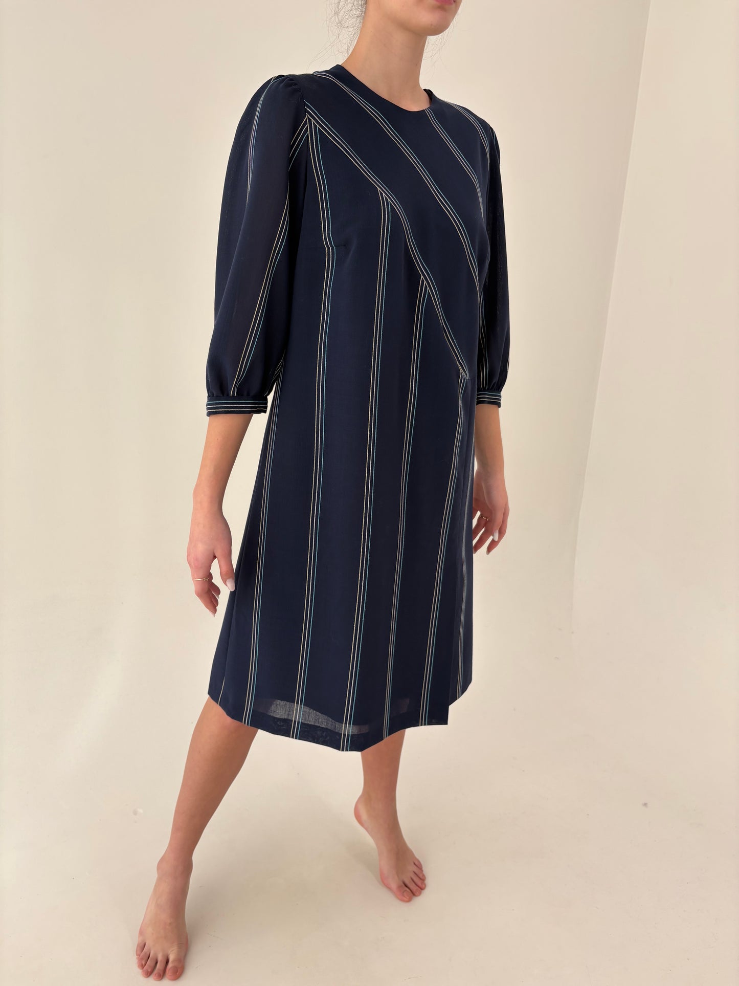 Rochie vintage în croi retro modern în dungi fine verticale cu mâneci ușor bufante