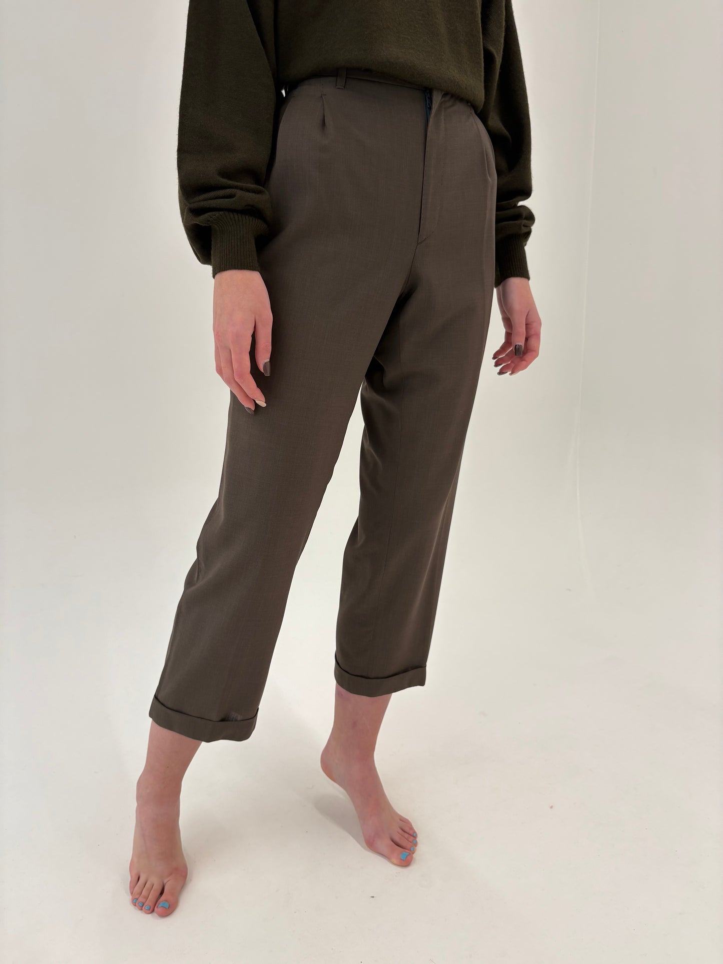 Pantaloni petite chocolate brown cu pense și manșete din lana extrafina