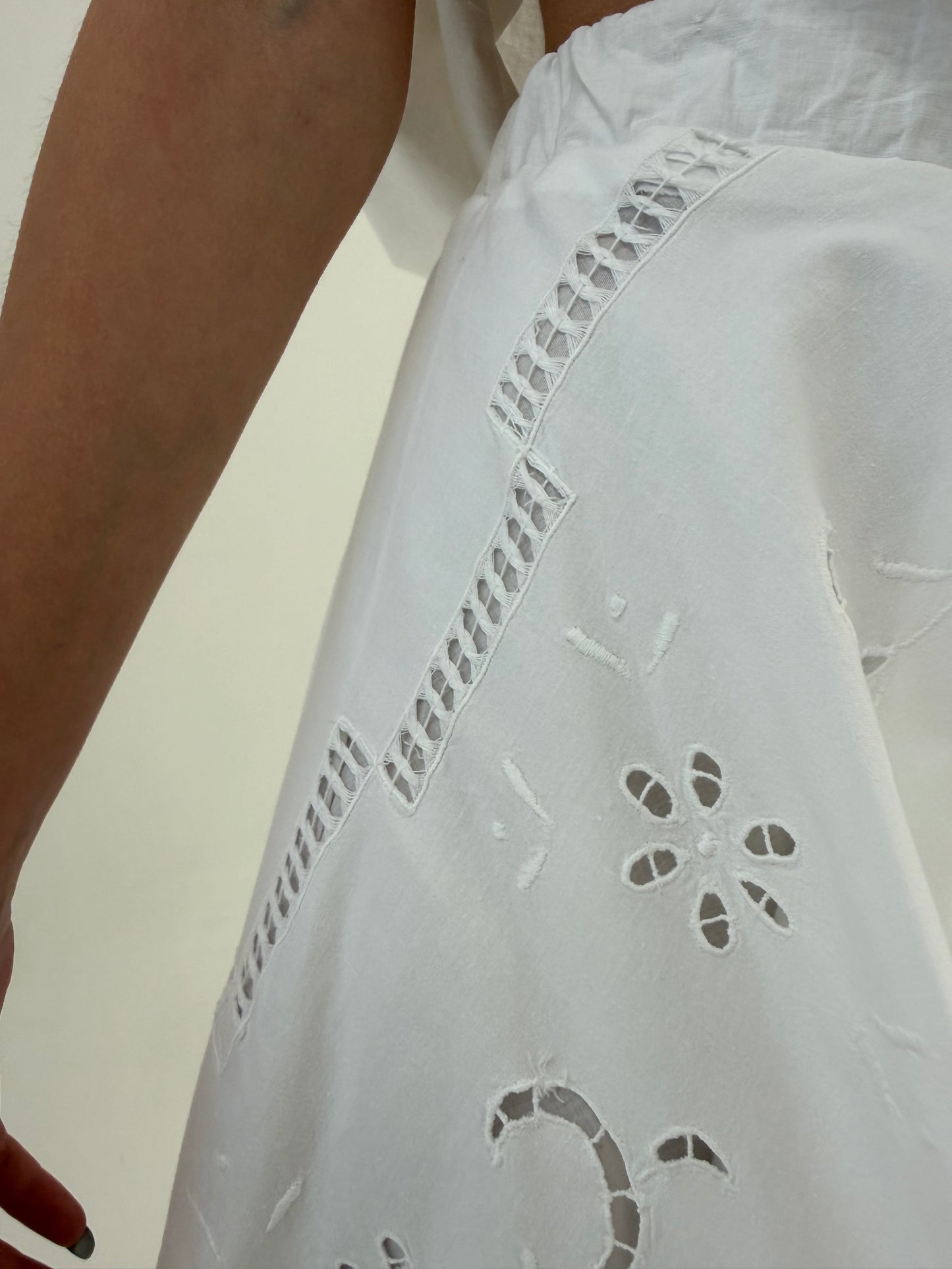 Fustă ultra chic bijuteriecu broderie manuală din pânză fină în croi mai lung la spate