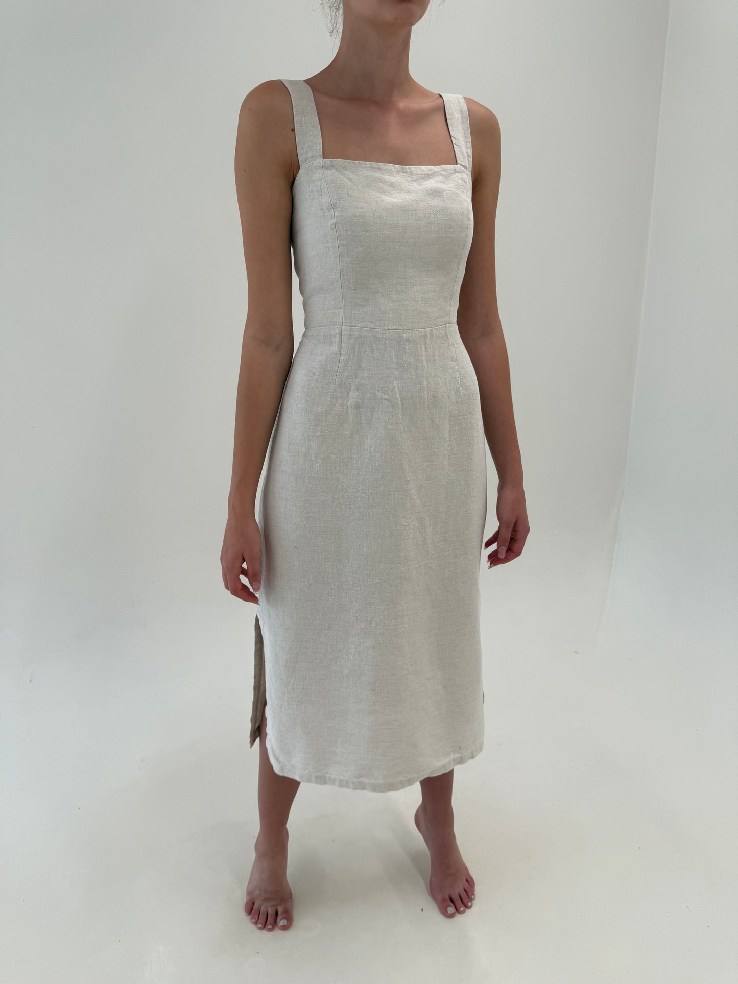 Rochie în croi minimalist cu decupaj la spate și corsaj din pânză de in sand nude