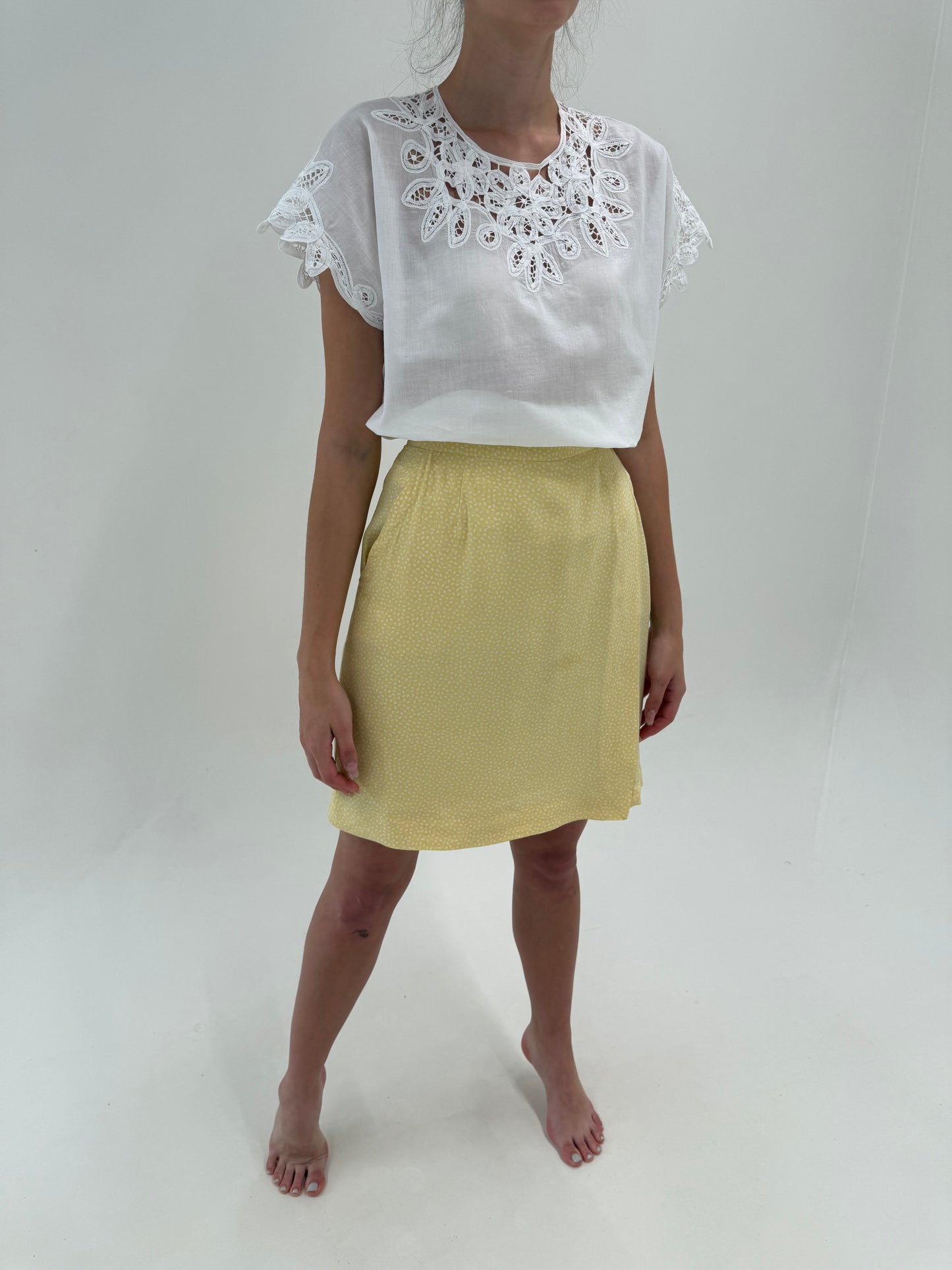 Pantaloni scurti cu aspect de fustă in fata din mătase naturală butter yellow
