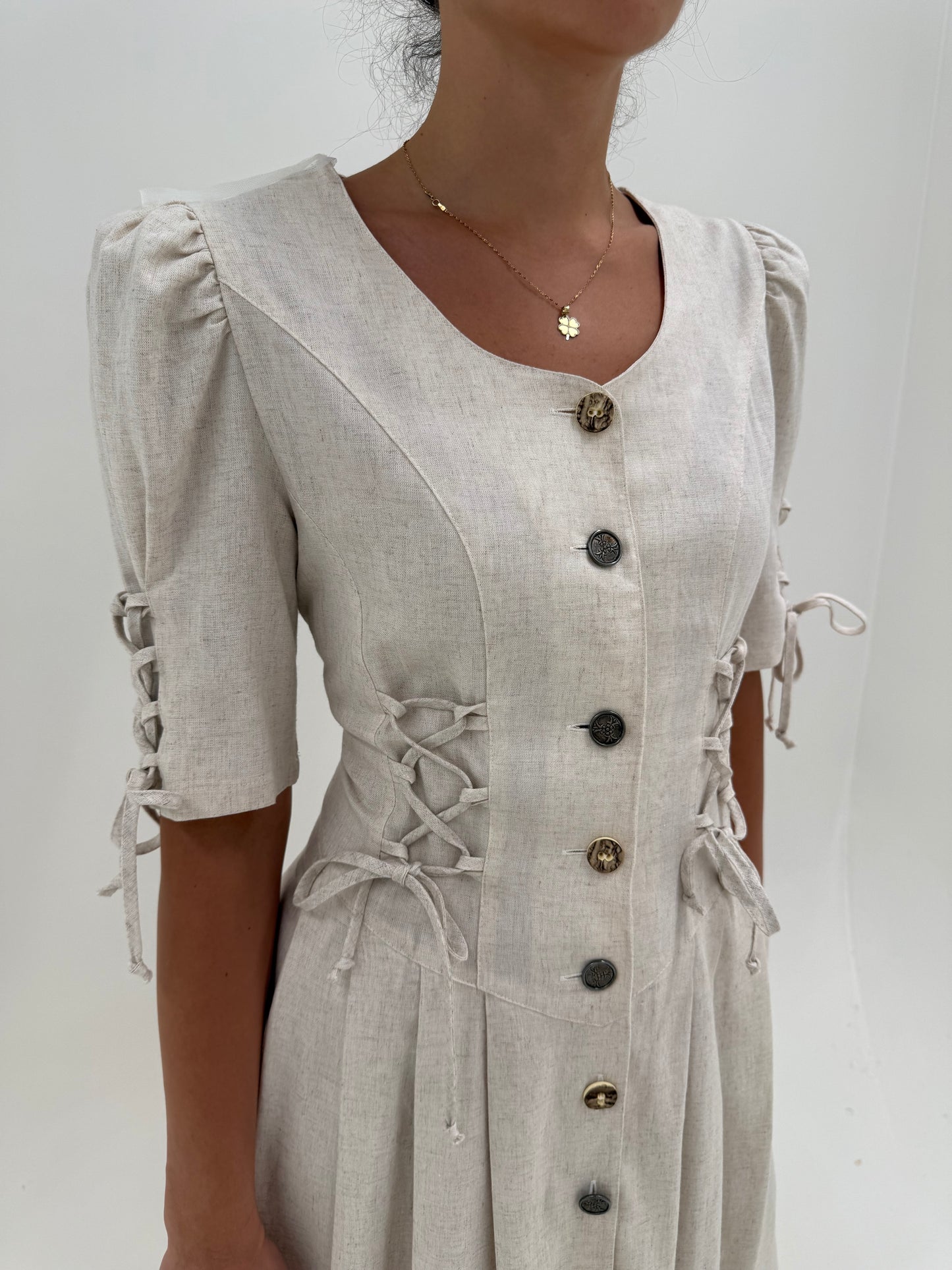 Rochie vintage light nude cu corsaj ultra cambrata din pânză ușor reglabilă