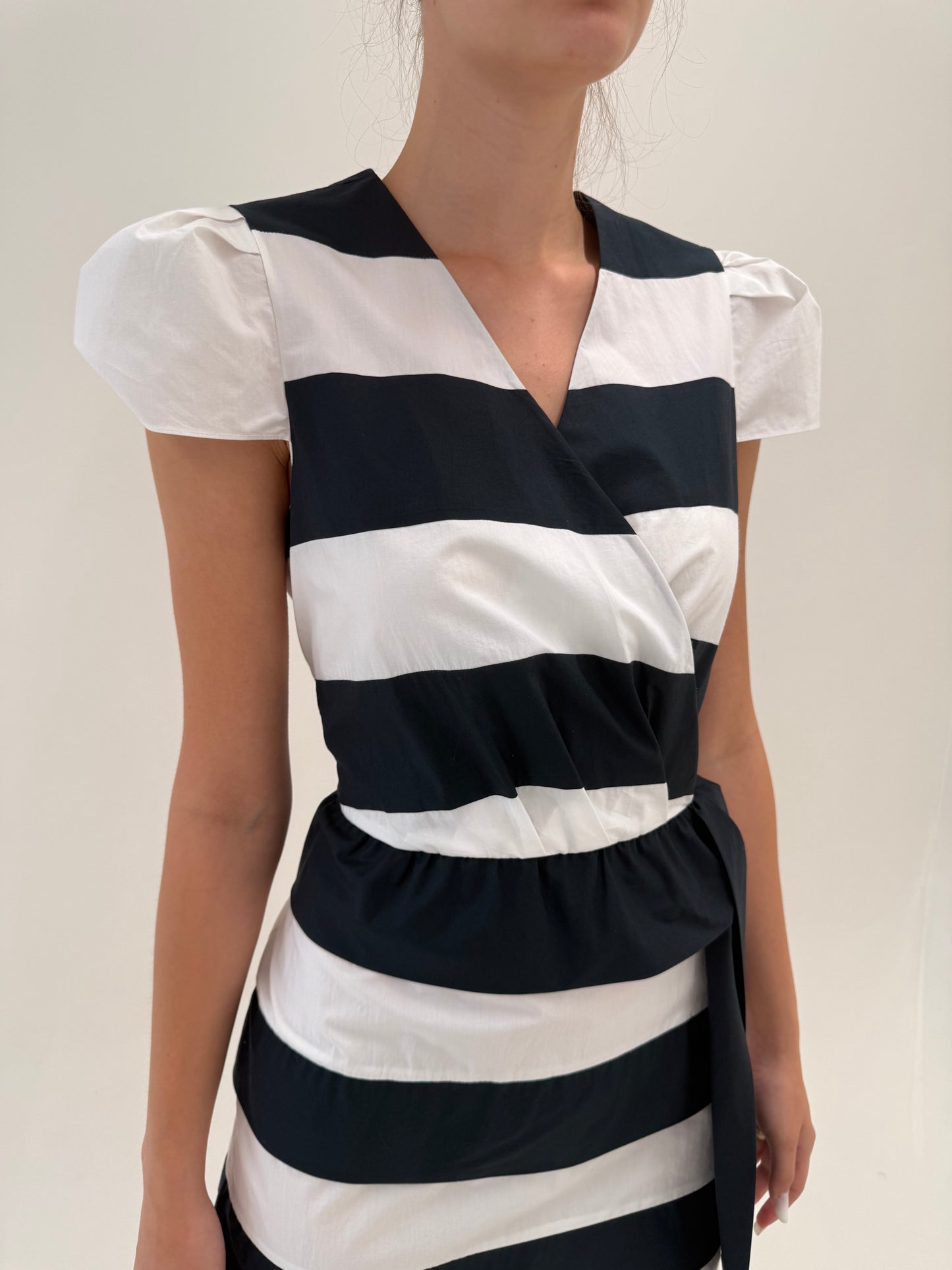 Rochie Moschino în croi atemporal din poplin de bumbac cu dungi alb negru